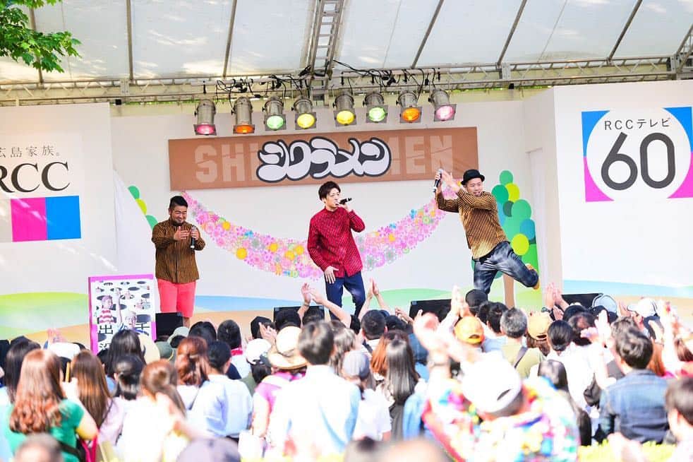 DEppaさんのインスタグラム写真 - (DEppaInstagram)「. . 広島！#フラワーフェスティバル シクラメンは3回目のフラワーフェス出場！ しかも今回もオリーブステージ！大感謝！！！ 4年ぶりのフラワーフェスでしたが… やっぱり最高でしたぁぁぁーーーッ！！！！！ 何千人いるんだ?!?!?! 人人人人人!!!!! シクラ族のみんなも 初めましての方々も 一緒にライブを盛り上げてくれました！ . 1. ADVENTURE 2. JUMPMAN 3. とおく とおく 4. エール 5. BRAND NEW DAY 6. MUSIC . めちゃくちゃ楽しかったです！ 夏フェスか！ってくらい汗かきましたw ほんと、最高の景色だったなぁ〜 広島はいつ来ても熱くて大好きです！ . 来年も呼んで頂けるよう頑張ります！ 今年は夏のツアーで広島に行けないけど、 必ず広島に帰ってくるからね！ ありがとうございました！！！🍀 . #シクラメン #シクラ族 #シクライブ #シクラメンきてる #いいね #RCC #シクラツアー2019夏 #広島 #平和 #中国ラ族 #music #live #song #love #Insta #follow #Likes #instagood #like4lik #followme #happy #picoftheday #TBS #プロ野球 #SAMURAIBASEBALL #BRANDNEWDAY #電球は制作のため欠席」5月5日 19時40分 - deppa_shikuramen
