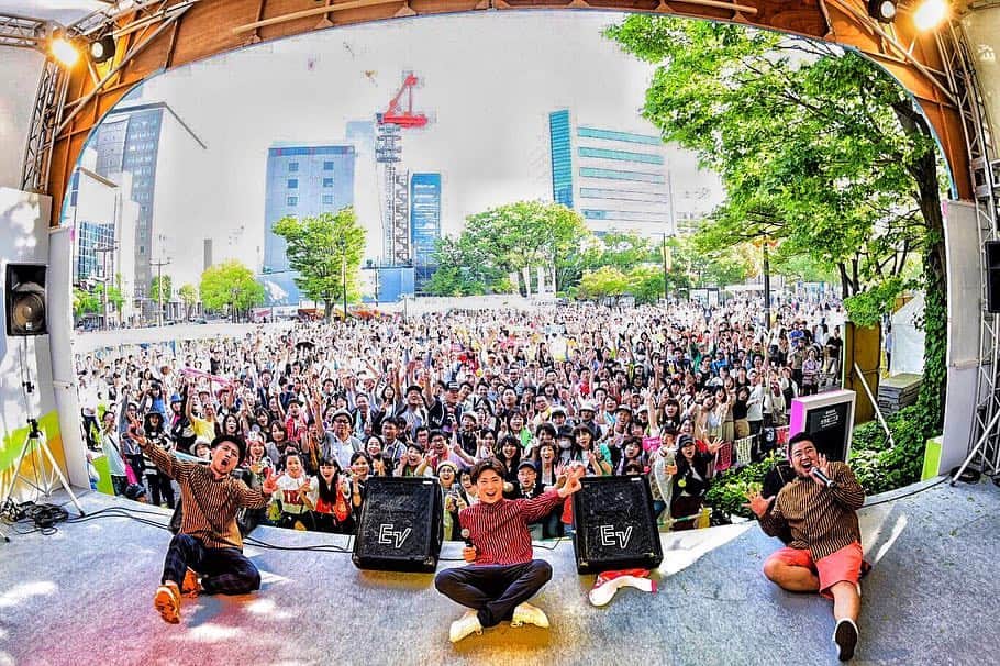 DEppaさんのインスタグラム写真 - (DEppaInstagram)「. . 広島！#フラワーフェスティバル シクラメンは3回目のフラワーフェス出場！ しかも今回もオリーブステージ！大感謝！！！ 4年ぶりのフラワーフェスでしたが… やっぱり最高でしたぁぁぁーーーッ！！！！！ 何千人いるんだ?!?!?! 人人人人人!!!!! シクラ族のみんなも 初めましての方々も 一緒にライブを盛り上げてくれました！ . 1. ADVENTURE 2. JUMPMAN 3. とおく とおく 4. エール 5. BRAND NEW DAY 6. MUSIC . めちゃくちゃ楽しかったです！ 夏フェスか！ってくらい汗かきましたw ほんと、最高の景色だったなぁ〜 広島はいつ来ても熱くて大好きです！ . 来年も呼んで頂けるよう頑張ります！ 今年は夏のツアーで広島に行けないけど、 必ず広島に帰ってくるからね！ ありがとうございました！！！🍀 . #シクラメン #シクラ族 #シクライブ #シクラメンきてる #いいね #RCC #シクラツアー2019夏 #広島 #平和 #中国ラ族 #music #live #song #love #Insta #follow #Likes #instagood #like4lik #followme #happy #picoftheday #TBS #プロ野球 #SAMURAIBASEBALL #BRANDNEWDAY #電球は制作のため欠席」5月5日 19時40分 - deppa_shikuramen