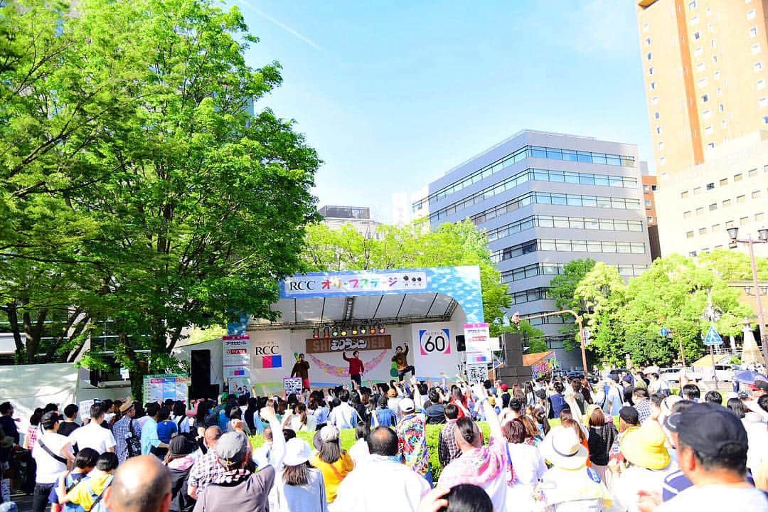 DEppaさんのインスタグラム写真 - (DEppaInstagram)「. . 広島！#フラワーフェスティバル シクラメンは3回目のフラワーフェス出場！ しかも今回もオリーブステージ！大感謝！！！ 4年ぶりのフラワーフェスでしたが… やっぱり最高でしたぁぁぁーーーッ！！！！！ 何千人いるんだ?!?!?! 人人人人人!!!!! シクラ族のみんなも 初めましての方々も 一緒にライブを盛り上げてくれました！ . 1. ADVENTURE 2. JUMPMAN 3. とおく とおく 4. エール 5. BRAND NEW DAY 6. MUSIC . めちゃくちゃ楽しかったです！ 夏フェスか！ってくらい汗かきましたw ほんと、最高の景色だったなぁ〜 広島はいつ来ても熱くて大好きです！ . 来年も呼んで頂けるよう頑張ります！ 今年は夏のツアーで広島に行けないけど、 必ず広島に帰ってくるからね！ ありがとうございました！！！🍀 . #シクラメン #シクラ族 #シクライブ #シクラメンきてる #いいね #RCC #シクラツアー2019夏 #広島 #平和 #中国ラ族 #music #live #song #love #Insta #follow #Likes #instagood #like4lik #followme #happy #picoftheday #TBS #プロ野球 #SAMURAIBASEBALL #BRANDNEWDAY #電球は制作のため欠席」5月5日 19時40分 - deppa_shikuramen