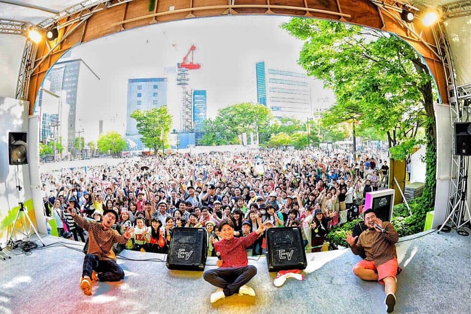 DEppaさんのインスタグラム写真 - (DEppaInstagram)「. . 広島！#フラワーフェスティバル シクラメンは3回目のフラワーフェス出場！ しかも今回もオリーブステージ！大感謝！！！ 4年ぶりのフラワーフェスでしたが… やっぱり最高でしたぁぁぁーーーッ！！！！！ 何千人いるんだ?!?!?! 人人人人人!!!!! シクラ族のみんなも 初めましての方々も 一緒にライブを盛り上げてくれました！ . 1. ADVENTURE 2. JUMPMAN 3. とおく とおく 4. エール 5. BRAND NEW DAY 6. MUSIC . めちゃくちゃ楽しかったです！ 夏フェスか！ってくらい汗かきましたw ほんと、最高の景色だったなぁ〜 広島はいつ来ても熱くて大好きです！ . 来年も呼んで頂けるよう頑張ります！ 今年は夏のツアーで広島に行けないけど、 必ず広島に帰ってくるからね！ ありがとうございました！！！🍀 . #シクラメン #シクラ族 #シクライブ #シクラメンきてる #いいね #RCC #シクラツアー2019夏 #広島 #平和 #中国ラ族 #music #live #song #love #Insta #follow #Likes #instagood #like4lik #followme #happy #picoftheday #TBS #プロ野球 #SAMURAIBASEBALL #BRANDNEWDAY #電球は制作のため欠席」5月5日 19時40分 - deppa_shikuramen