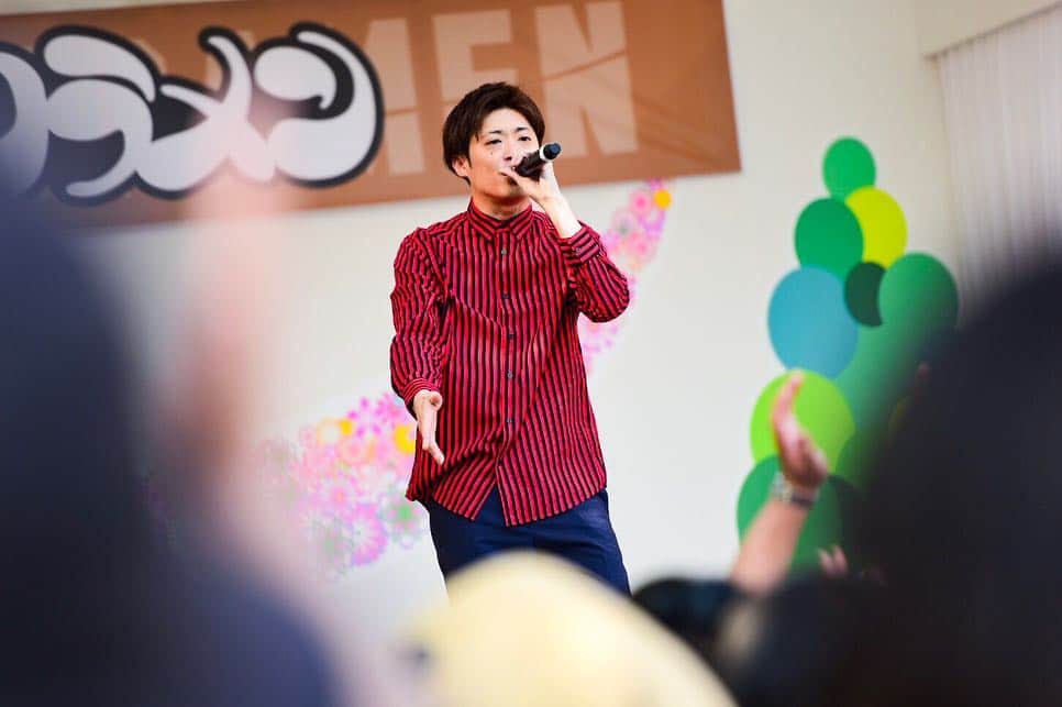DEppaさんのインスタグラム写真 - (DEppaInstagram)「. . 広島！#フラワーフェスティバル シクラメンは3回目のフラワーフェス出場！ しかも今回もオリーブステージ！大感謝！！！ 4年ぶりのフラワーフェスでしたが… やっぱり最高でしたぁぁぁーーーッ！！！！！ 何千人いるんだ?!?!?! 人人人人人!!!!! シクラ族のみんなも 初めましての方々も 一緒にライブを盛り上げてくれました！ . 1. ADVENTURE 2. JUMPMAN 3. とおく とおく 4. エール 5. BRAND NEW DAY 6. MUSIC . めちゃくちゃ楽しかったです！ 夏フェスか！ってくらい汗かきましたw ほんと、最高の景色だったなぁ〜 広島はいつ来ても熱くて大好きです！ . 来年も呼んで頂けるよう頑張ります！ 今年は夏のツアーで広島に行けないけど、 必ず広島に帰ってくるからね！ ありがとうございました！！！🍀 . #シクラメン #シクラ族 #シクライブ #シクラメンきてる #いいね #RCC #シクラツアー2019夏 #広島 #平和 #中国ラ族 #music #live #song #love #Insta #follow #Likes #instagood #like4lik #followme #happy #picoftheday #TBS #プロ野球 #SAMURAIBASEBALL #BRANDNEWDAY #電球は制作のため欠席」5月5日 19時40分 - deppa_shikuramen