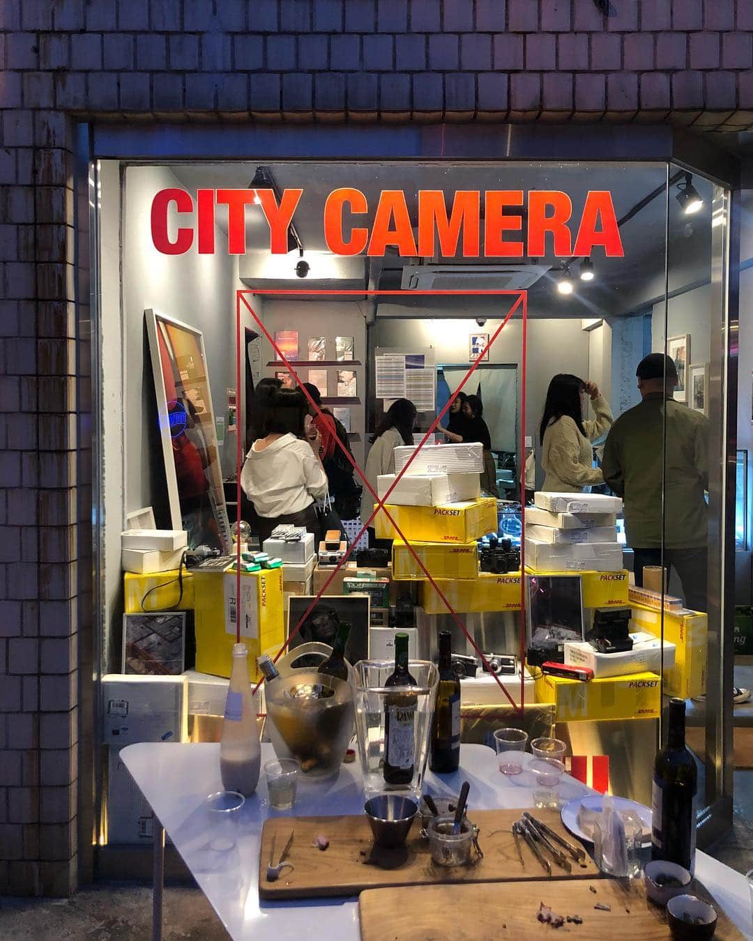 チ・ウンソンさんのインスタグラム写真 - (チ・ウンソンInstagram)「@frame_v.e.w 의 빈티지 안경으로  #등대사진관 에서 촬영한 작업물이 #우사단로 #citycamera 에서 전시중이에요」5月5日 18時07分 - jay2ssung