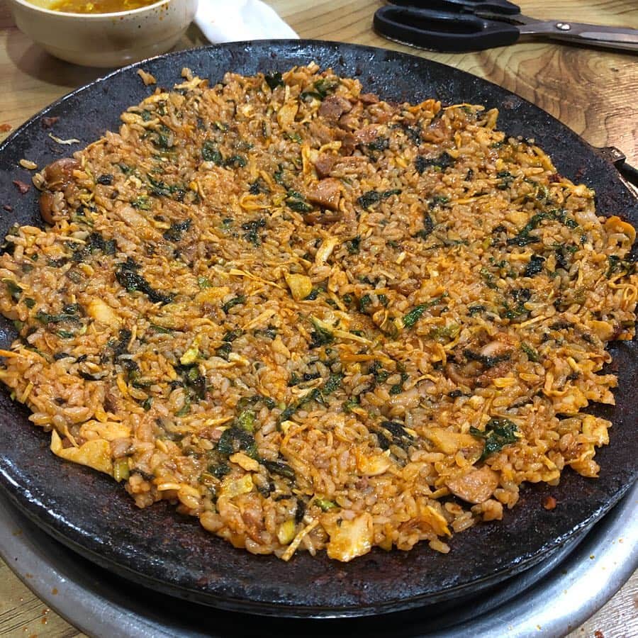 千秋さんのインスタグラム写真 - (千秋Instagram)「これが今回の韓国旅で一番のヒットだったチュクミ🐙初めて知った食べ物です。辛くて美味しくて、帰国してすぐみんなに伝えて新大久保に食べに行ったほど。 こちらはチュクミサムギョプサル。右上の卵も韓国のレストランには良く出てくるタイプなんだけど、美味しいですよね。ここのは胡麻油の香りが効いてて辛いチュクミに合いました🍳辛いのが苦手な人の為にカレー味のつけだれもありましたが、わたしは食べませんでした✌🏻 2枚目のように並んでいて、3枚目になったらまずタコの部分だけ食べ始める。お肉は焼けたら食べて良し。最後は4枚目のようにやっぱりポックンパ！ こちらもオンエアしていません🐙 #千秋旅日記 #韓国旅行 #ノンストップ #チュクミ #チュクミサムギョプサル」5月5日 18時11分 - chiaki77777