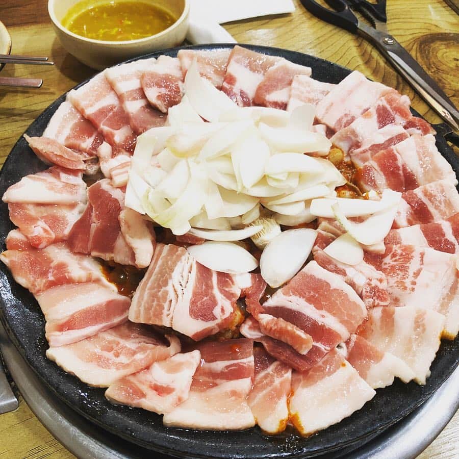 千秋さんのインスタグラム写真 - (千秋Instagram)「これが今回の韓国旅で一番のヒットだったチュクミ🐙初めて知った食べ物です。辛くて美味しくて、帰国してすぐみんなに伝えて新大久保に食べに行ったほど。 こちらはチュクミサムギョプサル。右上の卵も韓国のレストランには良く出てくるタイプなんだけど、美味しいですよね。ここのは胡麻油の香りが効いてて辛いチュクミに合いました🍳辛いのが苦手な人の為にカレー味のつけだれもありましたが、わたしは食べませんでした✌🏻 2枚目のように並んでいて、3枚目になったらまずタコの部分だけ食べ始める。お肉は焼けたら食べて良し。最後は4枚目のようにやっぱりポックンパ！ こちらもオンエアしていません🐙 #千秋旅日記 #韓国旅行 #ノンストップ #チュクミ #チュクミサムギョプサル」5月5日 18時11分 - chiaki77777