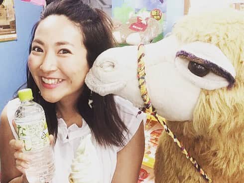 のインスタグラム：「今日めっちゃ暑いねっ😵💦 GWラストは鳥取砂丘に行ってきたよ！  梨ソフトになしのいろはす！味はありです…！ すいません。。。 日差しがキツくって思わず雨傘さしたよね笑  鳥取砂丘、学生ぶりに行ったけど、こんな壮大やったっけ？？ ちょっとなめてた！笑  ラクダさんと写真撮った🐪🐫さんに乗りたかったけど、妊婦やから遠慮した。。。 でも、子どもしか乗ってなかったよーな…  子どもを抱っこして砂丘を登っている母ちゃん見て、めっちゃ尊敬っっっ 私は自分で精一杯やったよ😰  #鳥取砂丘 #日本の砂漠 #らくだ #なしソフトはありソフト #GW満喫」