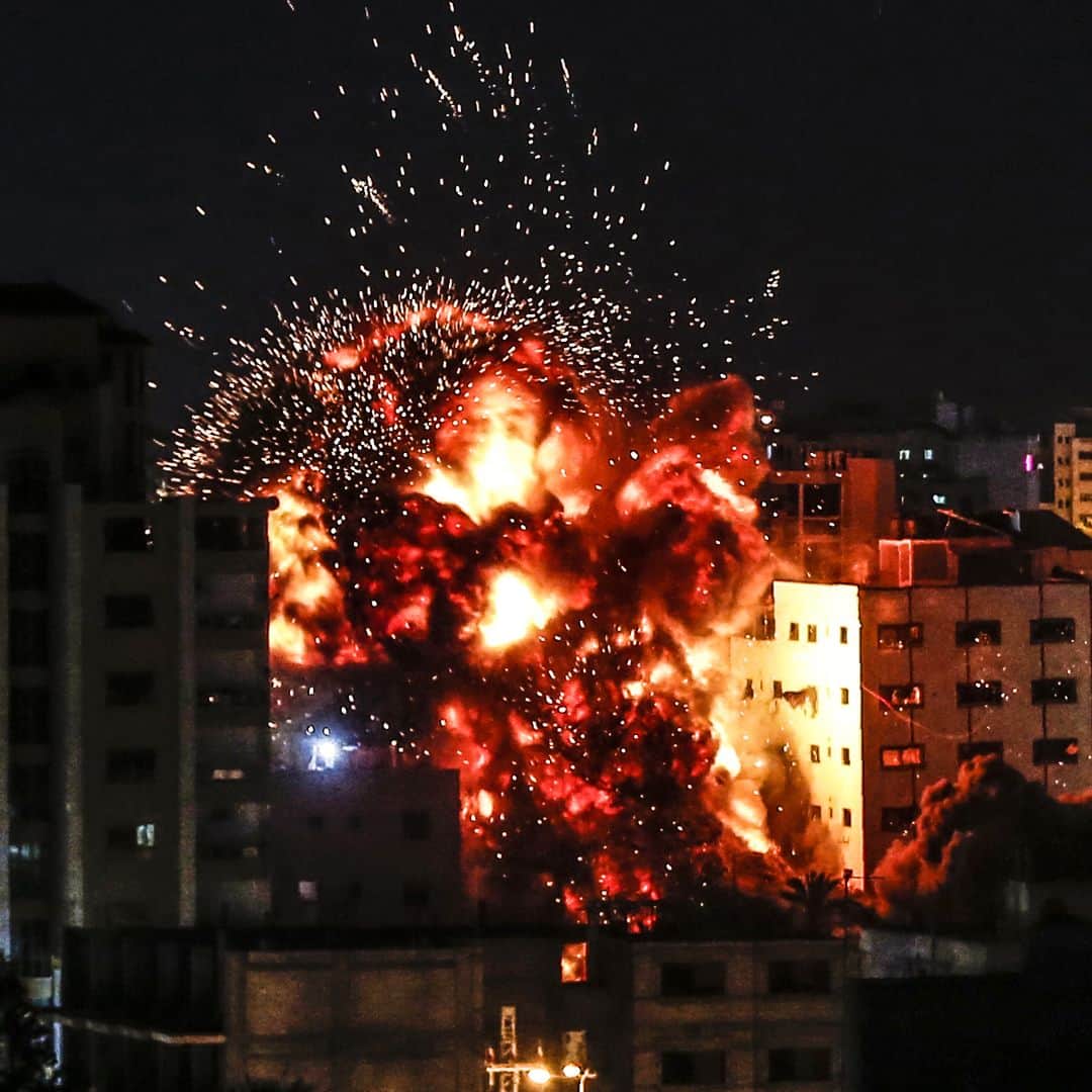 AFP通信さんのインスタグラム写真 - (AFP通信Instagram)「AFP Photo 📷 @mahmud_hams - An explosion is pictured among buildings during an Israeli airstike on Gaza City on May 4, 2019. Gaza militants fired a barrage of rockets at Israel, which responded with airstrikes, officials said, as a fragile ceasefire again faltered.」5月5日 18時17分 - afpphoto