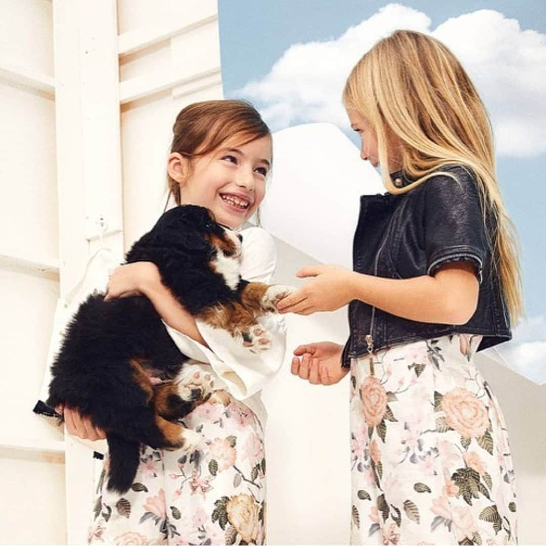 ツインセットさんのインスタグラム写真 - (ツインセットInstagram)「Our #twinsetgirl loves to play with puppies 🐕 and we love to dress her 😍 discover more of our collection on our digital store 👉🏻link in bio #twinsetlover」5月5日 18時21分 - twinsetofficial