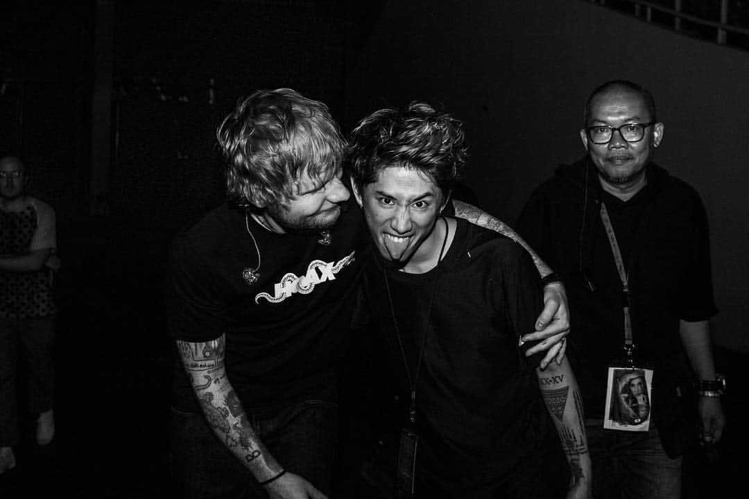 Taka さんのインスタグラム写真 - (Taka Instagram)「I am really happy and thankful to have been a part of this tour. Ed, The more I get to know you the more I realize there isn’t another artist as talented or as nice as you. For am artist like that, I think it’s Inevitable that they would have amazing fans and an amazing staff, which he does.  I will never forget being able to be a small part of a tour for an artist like that.  From music to the way you treat people, there is so much to learn from you. Thank you so much ED. You are everything an artist should be.」5月5日 18時21分 - 10969taka