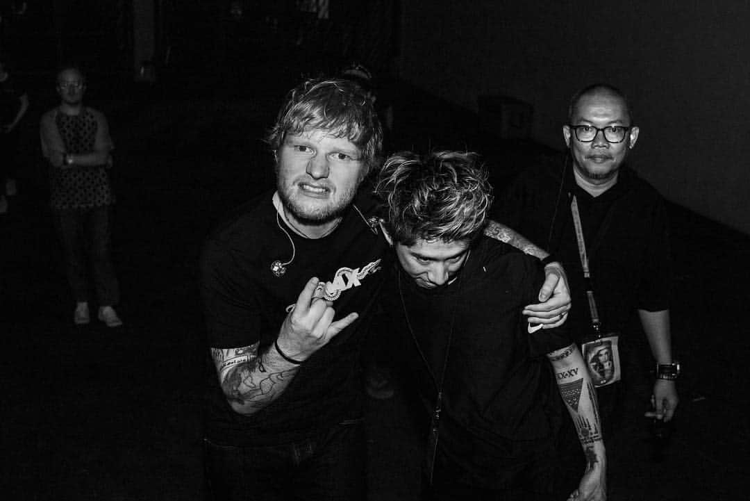 Taka さんのインスタグラム写真 - (Taka Instagram)「I am really happy and thankful to have been a part of this tour. Ed, The more I get to know you the more I realize there isn’t another artist as talented or as nice as you. For am artist like that, I think it’s Inevitable that they would have amazing fans and an amazing staff, which he does.  I will never forget being able to be a small part of a tour for an artist like that.  From music to the way you treat people, there is so much to learn from you. Thank you so much ED. You are everything an artist should be.」5月5日 18時21分 - 10969taka