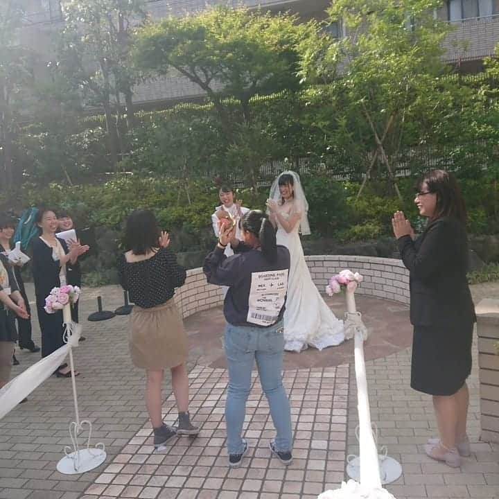 東京観光専門学校さんのインスタグラム写真 - (東京観光専門学校Instagram)「スワイプ▷▷﻿ ﻿ 本日のブライダル学科は、ガーデンチャペルにて模擬結婚式を行いました😊🙌💐﻿ ﻿ ご参加いただきありがとうございました💓💞﻿ ﻿ 本日の新郎新婦は学生スタッフでした❗💑﻿ ブライダル業界に興味のある方は是非学校に遊びに来てくださいね😘🙌﻿ ﻿ 1人での参加も大歓迎✨🎉﻿ 優しい先輩たちがお待ちしてますので、安心してくださいね🌼🌼💓﻿ ﻿ #東京観光専門学校#tokan#専門学校#オープンキャンパス#体験入学#ブライダル#ウェディング#ガーデンチャペル#wedding#ウェディングプランナー#フラワーシャワー#ブーケトス#💐#市ヶ谷#飯田橋」5月5日 18時28分 - tokan_1967