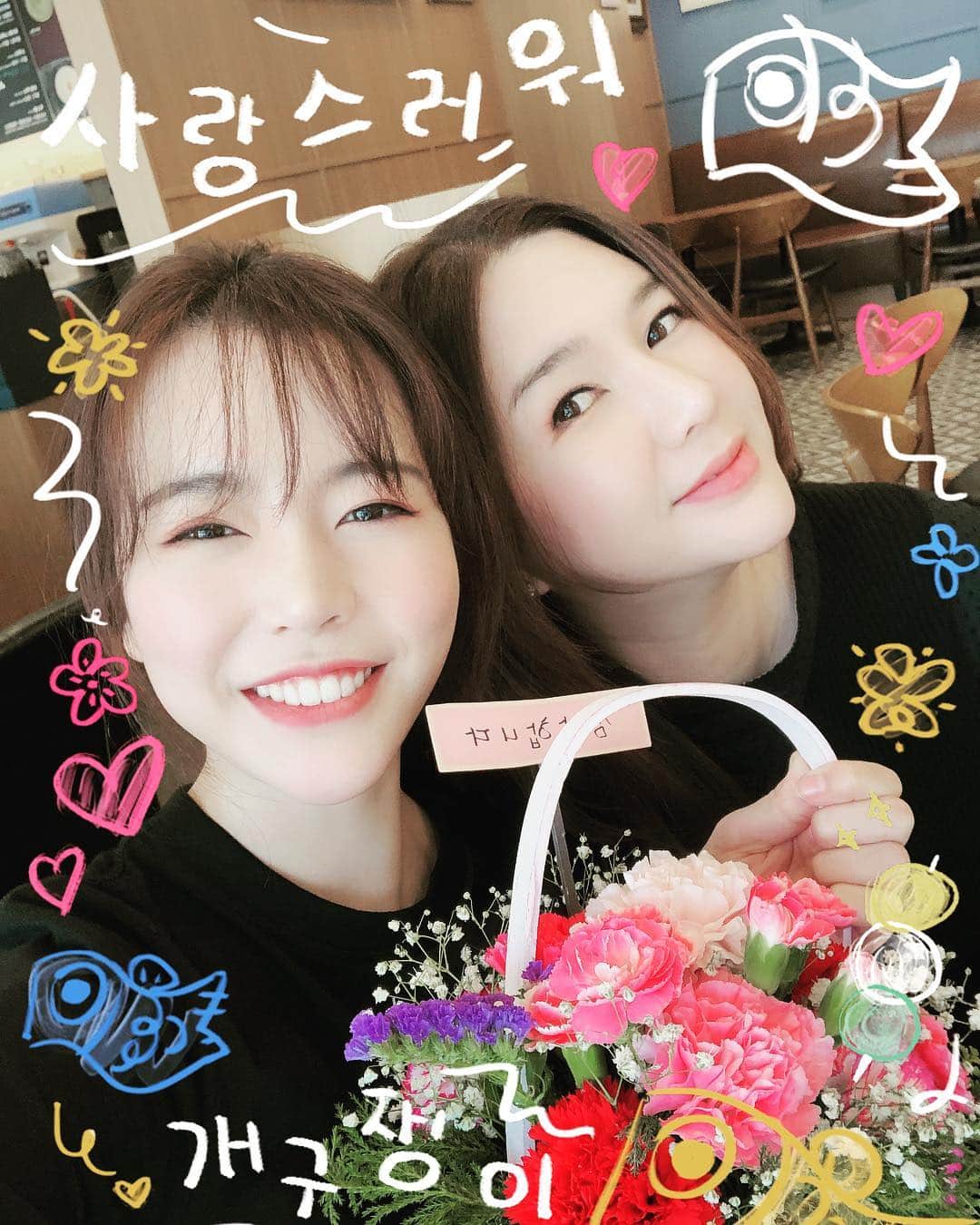 サニー のインスタグラム：「작은언니랑 막둥이랑.. 큰언니가 엄마빠 드린 꽃바구니 가로채기ㅋㅋㅋㅋㅋㅋㅋㅋ #공범 #이쁜척 #5월은기념일이많은달 #징구딩구」