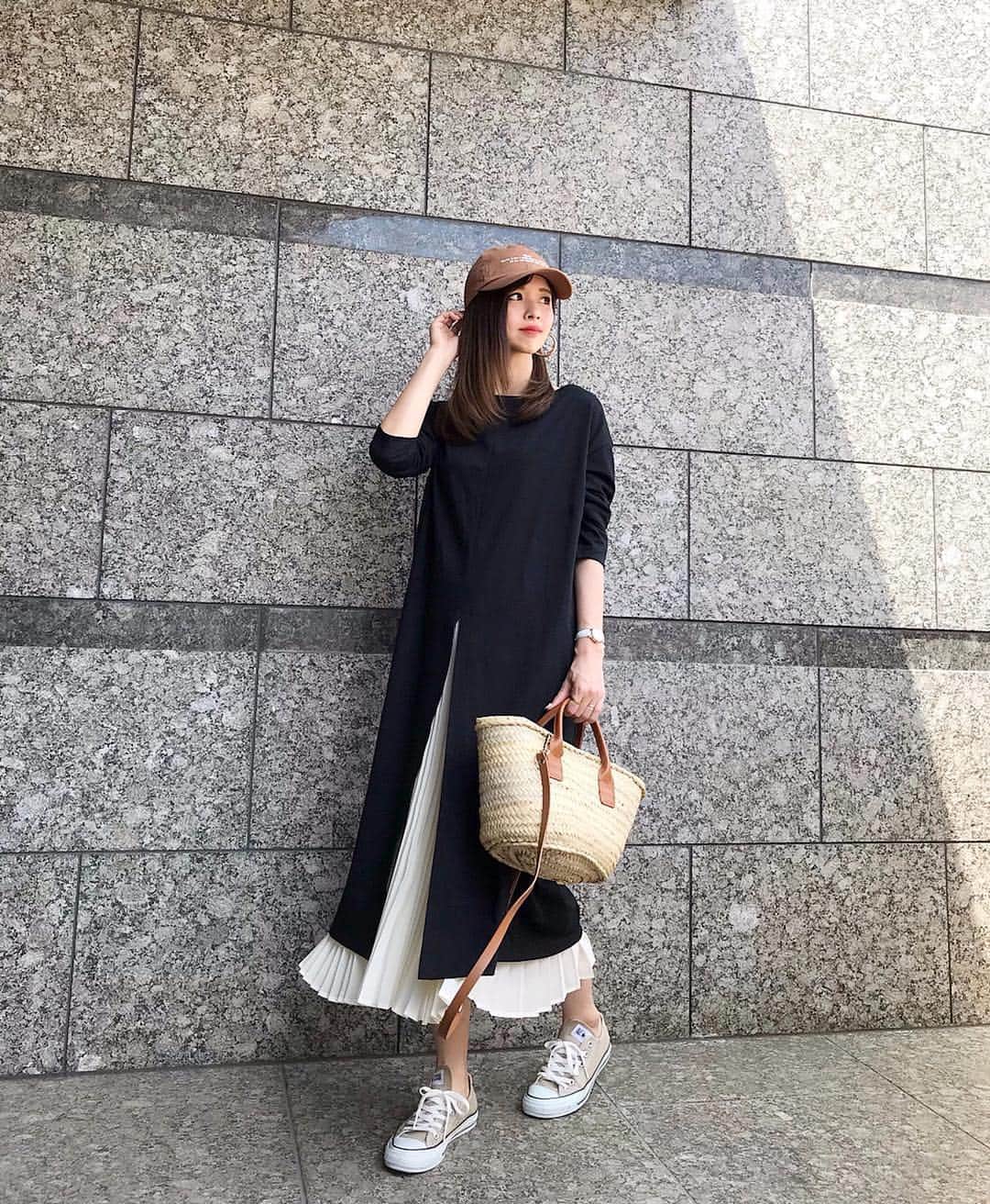 haruru0724さんのインスタグラム写真 - (haruru0724Instagram)「#code . . @titivatejp の #前後2wayセンタースリットロングトップス ♡ 前々から着てたけど、やっとコーデ写真撮れた😂 お気に入りのプリーツ合わせ❤️ . . . トップス…#titivate ボトムス… @rurume_official バッグ…#zara シューズ…#shopstylejp . . . ちなみに下には#マジカルスレンダー @majicalslender_lve  をはいてました♡ 脚のむくみ対策にもなるから良いよ😊 ストーリーにも載せたので、チェックしてみて下さい❤︎ . . . #ママコーデ #ママファッション #シンプルコーデ #プチプラコーデ #プチプラ #大人可愛い #大人カジュアル #今日のコーデ #着回しコーデ #アラサーコーデ #30代ファッション #ベージュコンバース #きれいめカジュアル #mamagirl #locari #ponte_fashion #mineby3mootd #partegram #おしゃれさんと繋がりたい #sscollectivejp #sslooksjp #pr #titivatestyle #ティティベイト」5月5日 18時34分 - haruru0724