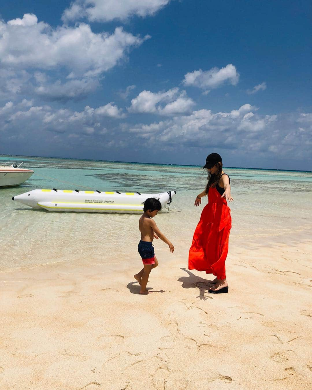 スザンヌさんのインスタグラム写真 - (スザンヌInstagram)「#百合ヶ浜 🏖﻿ ﻿ ほーっんと天国みたいな場所。﻿ ずっといたいし﻿ 帰りたくなくなる。。﻿ ﻿ いきおいつけないと﻿ 抱っこできなくなるくらい﻿ おっきくなった息子🙋‍♂️﻿ （なんか長い）﻿ ﻿ 普段仕事で一緒にいられないときがあるぶん、﻿ 旅行のときは、家事も忘れてべったりゆっくり！😊﻿ それはきっとわたしが幸せな時間🤤﻿ ﻿ ピース✌️のやつだよママって﻿ 貝殻🐚拾ってきてくれる愛しいな。。﻿ ﻿ ﻿ 真っ赤なワンピは @reedit_official で中の水着👙は @dannyanne_official のです🙆‍♀️﻿ ﻿ ﻿ ﻿ #与論島﻿ #yoron ﻿ #スザ旅  @shimaenjoy さんに連れてってもらったよ🏖」5月5日 18時35分 - suzanneeee1028