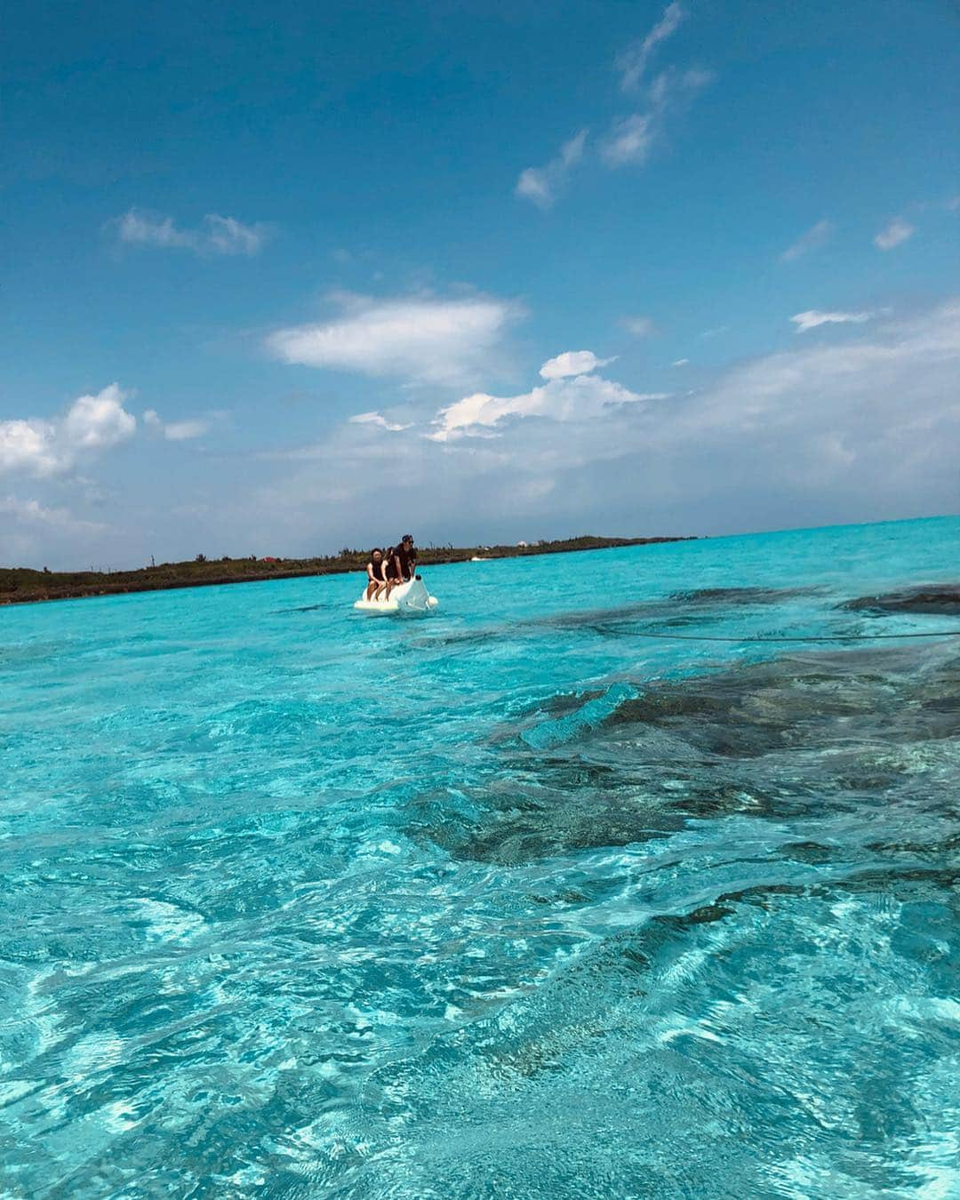 スザンヌさんのインスタグラム写真 - (スザンヌInstagram)「#百合ヶ浜 🏖﻿ ﻿ ほーっんと天国みたいな場所。﻿ ずっといたいし﻿ 帰りたくなくなる。。﻿ ﻿ いきおいつけないと﻿ 抱っこできなくなるくらい﻿ おっきくなった息子🙋‍♂️﻿ （なんか長い）﻿ ﻿ 普段仕事で一緒にいられないときがあるぶん、﻿ 旅行のときは、家事も忘れてべったりゆっくり！😊﻿ それはきっとわたしが幸せな時間🤤﻿ ﻿ ピース✌️のやつだよママって﻿ 貝殻🐚拾ってきてくれる愛しいな。。﻿ ﻿ ﻿ 真っ赤なワンピは @reedit_official で中の水着👙は @dannyanne_official のです🙆‍♀️﻿ ﻿ ﻿ ﻿ #与論島﻿ #yoron ﻿ #スザ旅  @shimaenjoy さんに連れてってもらったよ🏖」5月5日 18時35分 - suzanneeee1028