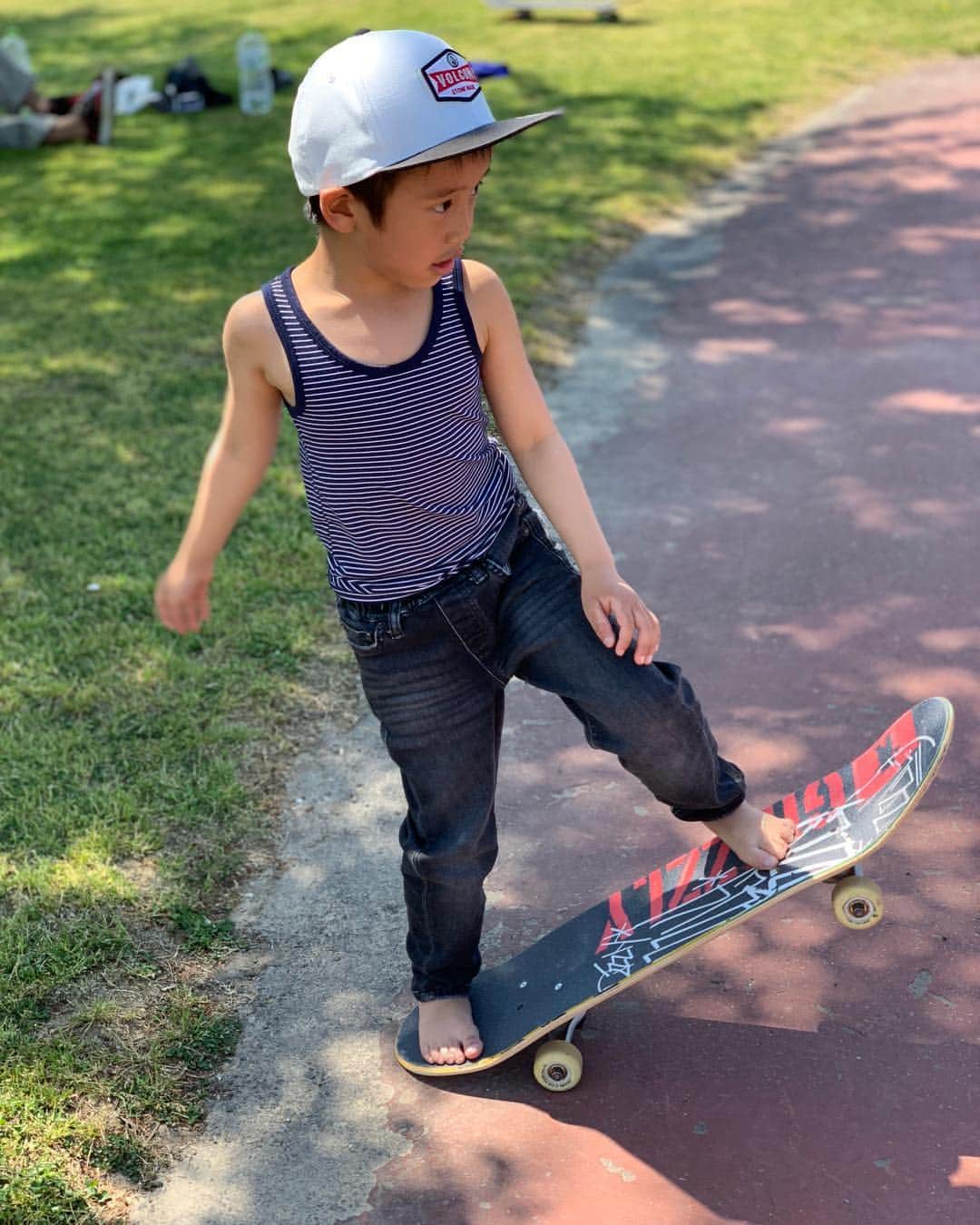 上村知世さんのインスタグラム写真 - (上村知世Instagram)「こどもの日。 小須戸のスケートパークへ。 暑過ぎて結果下着のタンクでやりだした。 危ないから良い子は真似しちゃダメです。 #スケートボード #skateboard #kids #こどもの日 #あっという間に成長 #男つぽくなっちゃってさ #さみしいw」5月5日 18時37分 - tomose0207