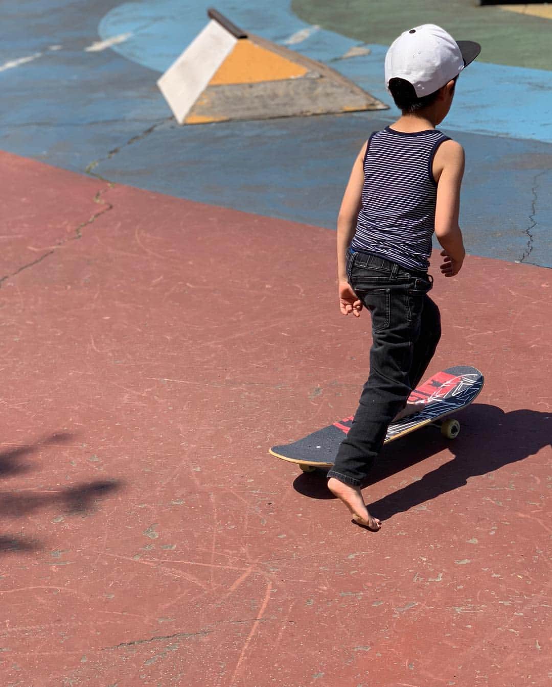 上村知世さんのインスタグラム写真 - (上村知世Instagram)「こどもの日。 小須戸のスケートパークへ。 暑過ぎて結果下着のタンクでやりだした。 危ないから良い子は真似しちゃダメです。 #スケートボード #skateboard #kids #こどもの日 #あっという間に成長 #男つぽくなっちゃってさ #さみしいw」5月5日 18時37分 - tomose0207