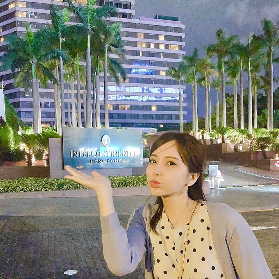 Aoiさんのインスタグラム写真 - (AoiInstagram)「手のせインターコンチを試みる🤲 遊び疲れて、2枚目が現実🤣 そして風が強すぎです香港。  #香港 #hongkong」5月5日 18時48分 - aoioa