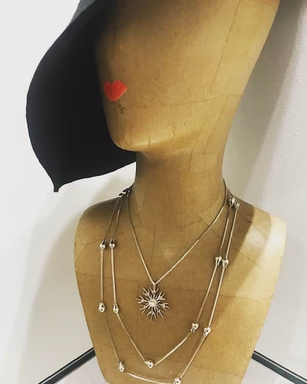 のインスタグラム：「¡¡Feliz día a todas las madres!!Ellas son nuestro referente y nuestro modelo a seguir 🥰 Collar largo de plata con motivos de tulipanes, de la colección Sueño. Collar de plata (con estrella y  perla), pertenece a la colección Deneb. #JoaquinBerao #DiadelaMadre #madresolohayuna #mami #mamas #madres #JoaquinBeraoJapon #JoaquinBeraoMilan #JoaquinBeraoValencia」