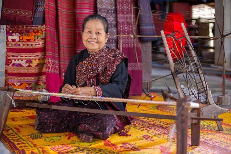 タイ国政府観光庁さんのインスタグラム写真 - (タイ国政府観光庁Instagram)「今月はイサーン地方のコーンケーン＆カラシンに注目😉👍﻿ ﻿ コーンケーンはバンコクから北東へ約450kmの場所に位置するイサーン地方（タイ東北部）の中心都市で、その東隣にあるのがカラシンです。どちらも自然に恵まれ、旅行者が増えているエリア‼️﻿ ﻿ コーンケーン＆カラシンは、“恐竜”の町として知られ、タイ77都県中、20県から恐竜の化石が発掘されている中で、その多くがこの2県から出土されています🦕✨﻿ ﻿ 食文化や織物などの伝統工芸品は、隣国の影響を受けながらも独自に発展し、現在に継承されています。特に、イサーンソーセージやネーム（豚肉を発酵させたソーセージ）はこの土地発祥の郷土料理。また、シルク織物は質が高くタイ全土に出回っています💁🏻‍♂️﻿ ﻿ コーンケーンまでのアクセスは、バンコクから飛行機で約1時間✈️カラシンまでは、コーンケーンから車で約１時間🚗﻿ ﻿ #タイ #コーンケーン #カラシン #イサーン #恐竜 #恐竜の町 #こんなタイ知らなかった #タイを知りつくす #タイ旅行 #旅好きな人と繋がりたい #旅行好きな人と繋がりたい #thailand #kalasin #khonkaen #isan #amazingthailand #thailandtravel #thailandtrip #thai #thaistagram #lovethailand #localexperience #thainess」5月5日 18時43分 - amazingthailandjp