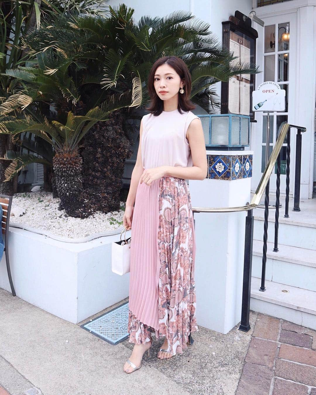 石黒美帆さんのインスタグラム写真 - (石黒美帆Instagram)「* * 先日のコーデ☀️ tops#eclin skirt#eimyistoire  earrings#seadsmara  bag#TheVirgnia * @eimyistoire_official のスカートはニットワンピースとセットなのですが、単体でもとっても可愛いです💓 * * さて今日はこどもの日👦 遠出は明日に回して、とりあえず何がしたい？と聞くとボウリング！と。。😵 かなりブランクありましたが頑張ってきました😅🎳✨ * * #fashion#fashionstyle#fashiongram#instafashion#outfit#ootd#zushi#gw#ファッション#エイミーイストワール#シーズマーラ#プリーツスカート#ピンクコーデ#夏コーデ#逗子#葉山#ラマーレドチャヤ」5月5日 18時43分 - miho_ishiguro