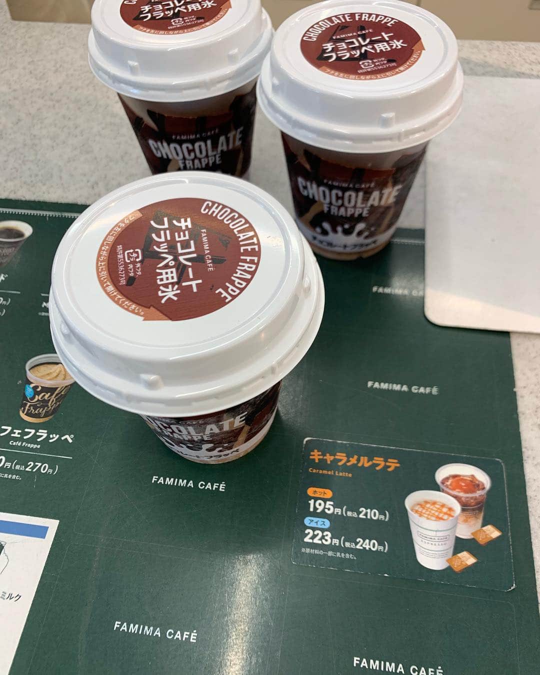 のインスタグラム：「1件目は売り切れで、2件目でチョコレートフラッペを見つけました♪😋🍫 . . . . #ファミリーマート #チョコレートフラッペ #おいしい #familymart #chocolateflappe #yum」