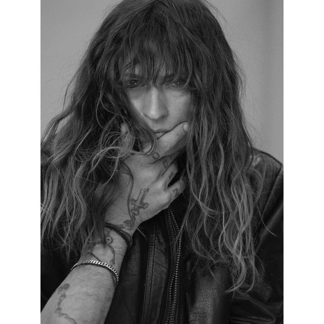 カロリーヌ・ド・メグレのインスタグラム：「Yesterday/ @nicobustos y su mano 🤚🏼🖤 #YepIDidntGetAnySleepTheNightBeforeThatsWhatHappensInYourFortiesItShowsButIRatherHaveBagsAndHaveFun」