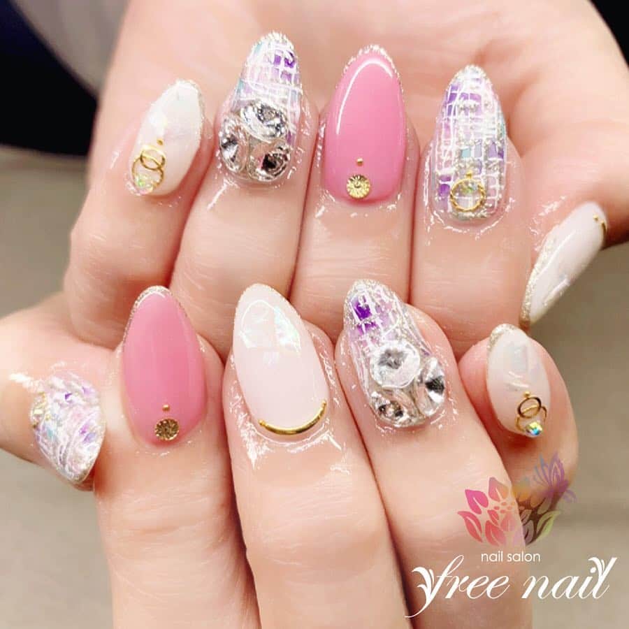 free nail フリーネイルのインスタグラム：「. お客様ネイル💅🏻🌷✨ . 春夏ツイードネイル💜✨ . 可愛くてお上品🥺🌷✨ . ⇨スワイプして動画もチェック🤓 . ご来店ありがとうございました🙇🏻‍♀️🙇🏻‍♀️🙇🏻‍♀️💗 . #ネイル #フリーネイル #ネイルアート #ジェルネイル #ネイルサロン #大阪ネイルサロン #ネイルデザイン #ネイルチェンジ #ツイードネイル #ラメフレンチ #シェルネイル #ビジューネイル #ピンクネイル #乳白色ネイル #パープルネイル #デザインネイル #シンプルネイル #トレンドネイル #上品ネイル #初夏ネイル #夏ネイル #美甲 #日式美甲 #summernails #nailsart #nailsalon #nailsdid #newnails #newnail #freenail」
