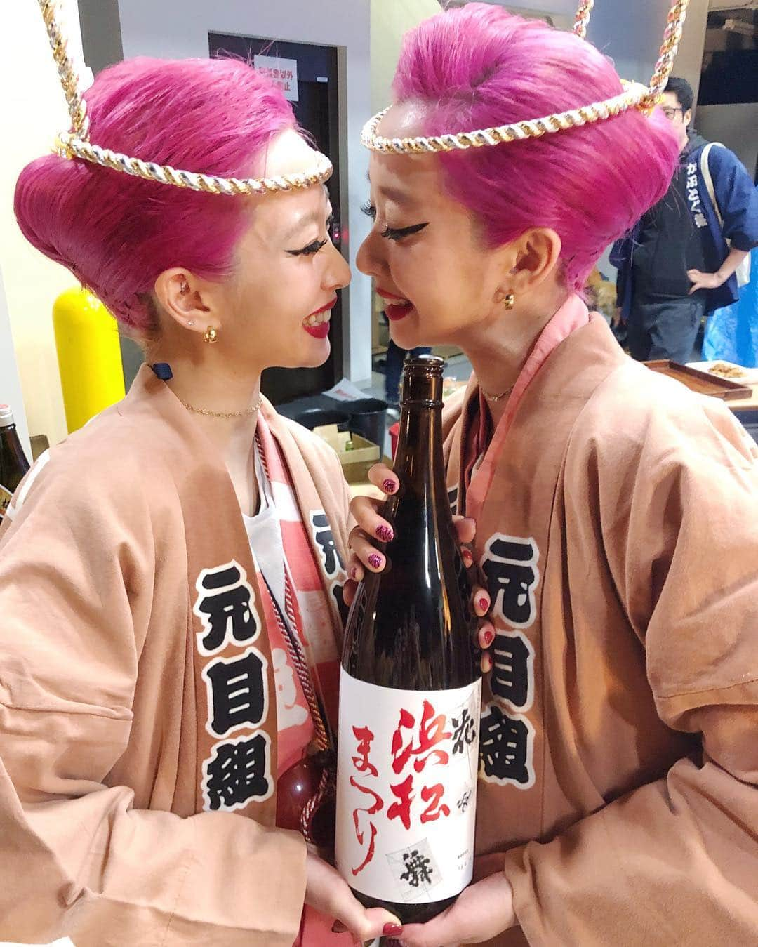 難波礼華さんのインスタグラム写真 - (難波礼華Instagram)「🏮浜松祭り🏮 今年も参加させてもらったよ❤️たのしすぎた❤️ 初めての初日と2日目！！もう今年で4年目だよ☺️ 元目町の方々には本当にお世話になってます❤️ いつも仲間に入れて頂き本当にありがとうございます🙏 大好きな @amixxamiaya @ayaxxamiaya  大切な友達の地元のお祭りに参加出来るなんて本当幸せだわ🥰いつも誘ってくれてありがとう🥰 浜松の皆さん最終日もたのしんで下さいっ🔥#やいそー#やいそーロス」5月5日 18時51分 - ayakanamba