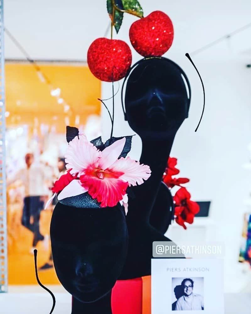 ピアーズアトキンソンさんのインスタグラム写真 - (ピアーズアトキンソンInstagram)「And don’t forget - lots of hats and more with my friends @meihuiliu8 @michelleloweholder and @tattydevine are at @bicestervillage for the bank holiday for lots of excellently priced fashion for #races #weddings #festivals #parties #ascot #derby #cheltenham #aintree #newmarket  #royalvisits」5月5日 18時52分 - piersatkinson