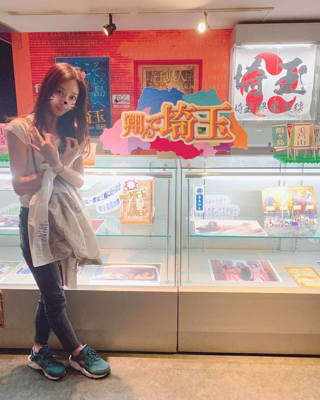 志摩夕里加のインスタグラム：「🕊👌🕊👌 埼玉の映画館にはまだまだ大きく展示されてました🤣 ・ ・ #翔んで埼玉 #埼玉ポーズ #埼玉 #埼玉県観光大使 （自称）#まるひろ #埼玉県民 #映画好き #ユナイテッドシネマ #ユナイテッドシネマ入間」