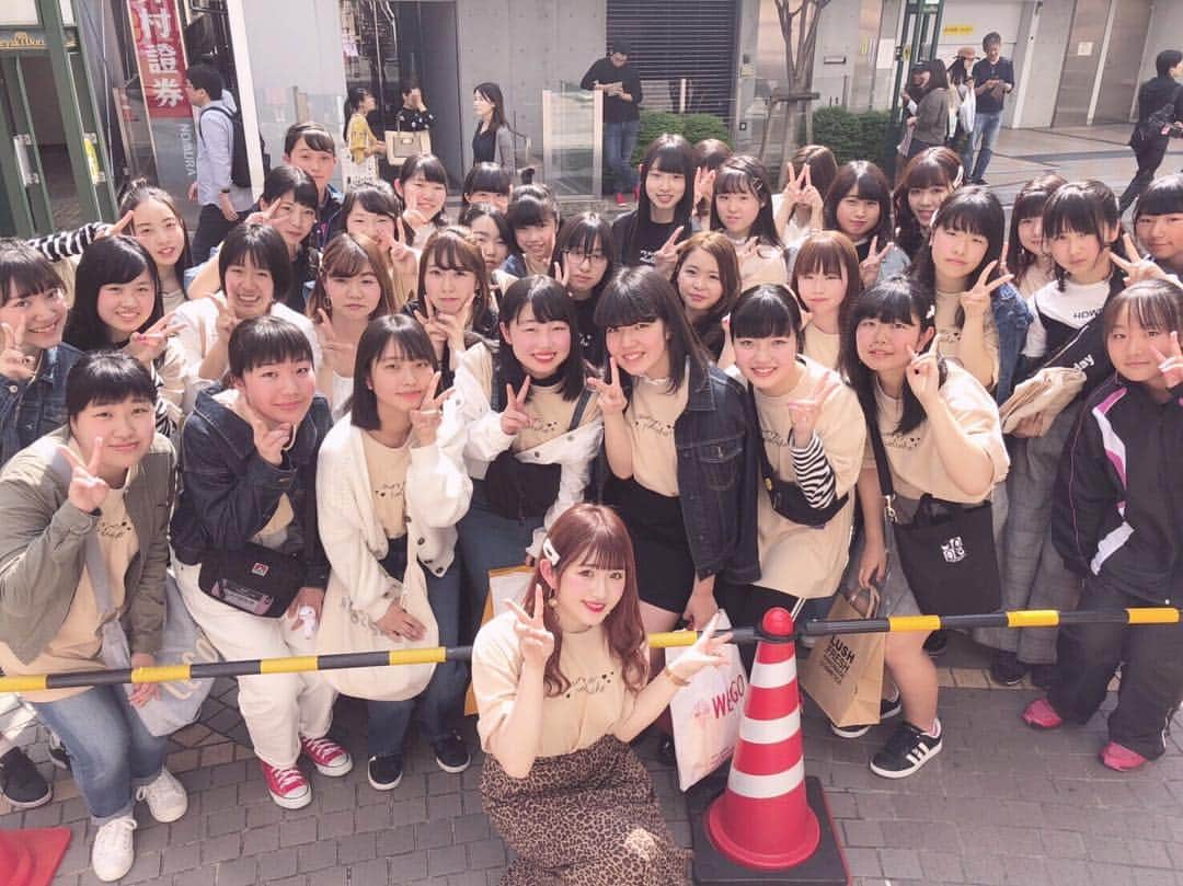 青木菜花のインスタグラム：「.﻿ .﻿ SPINNS静岡店来店イベント﻿ きてくれた方ありがとうございました✨﻿ ﻿ 初めての単独イベントで緊張したけど﻿ 思ったよりもきてくれて洋服もみんな﻿ 着てくれてて凄く嬉しかったです😢💗﻿ ﻿ 嬉しいことにベージュの方は﻿ 完売しちゃったみたい、ありがとう😭✨﻿ ﻿ とっても楽しかったです！！﻿ プレゼントもありがとうございます！﻿ ﻿ また会えますように！！🌟﻿ .﻿ . #spinns #静岡 #来店イベント #コラボtシャツ」