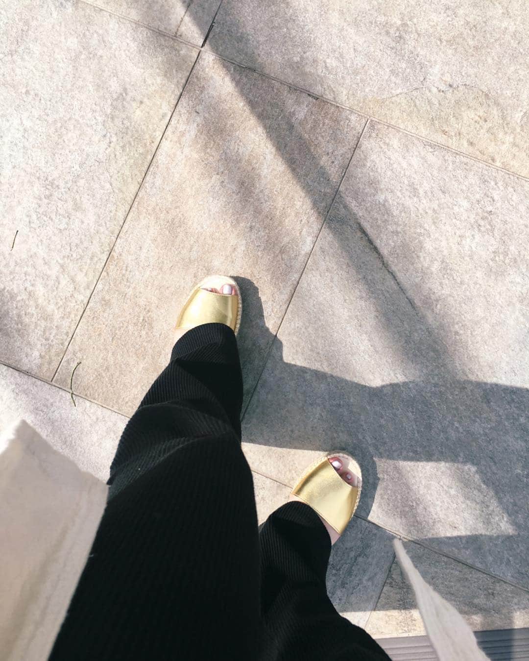 Shiho Sasakiのインスタグラム：「25℃超えだったのでサンダルデビュー👡 狙っていたjute sandalは散々悩んで 今年はゴールドをゲット✌️ foot nailも新しくしたよ💅🌈 #MOUSSY#MOUSSYSNAP」