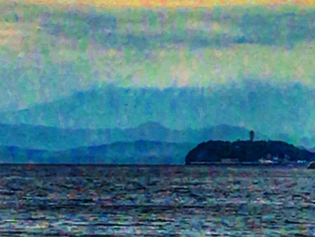 日下裕江さんのインスタグラム写真 - (日下裕江Instagram)「雷雨の後の逗子海岸  夕陽が射し込み綺麗✨  島の横から富士山が覗いてるの見えるかな？ 肉眼じゃないと分かりにくいね。 綺麗だった✩.*˚ #逗子海岸 #嵐の後の静けさ #雷雨後の海 #富士山 #zushibeach #mtfuji」5月5日 19時06分 - hiroe___h