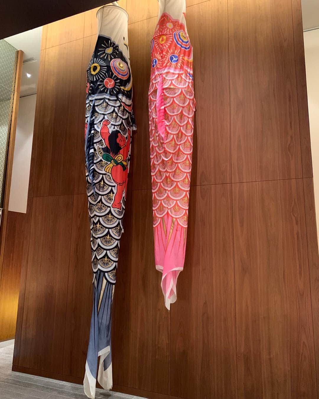 Andaz Tokyo アンダーズ 東京さんのインスタグラム写真 - (Andaz Tokyo アンダーズ 東京Instagram)「Happy Children’s Day! 🎏 In honor of this special occasion, colorful carp streamers can be found all around the country. Guests can also experience this festival with the large carp hanging in our own Andaz Lounge.  子供の日の定番「鯉のぼり」。アンダーズ ラウンジには巨大鯉のぼりがお目見え中です。 🎏」5月5日 18時58分 - andaztokyo
