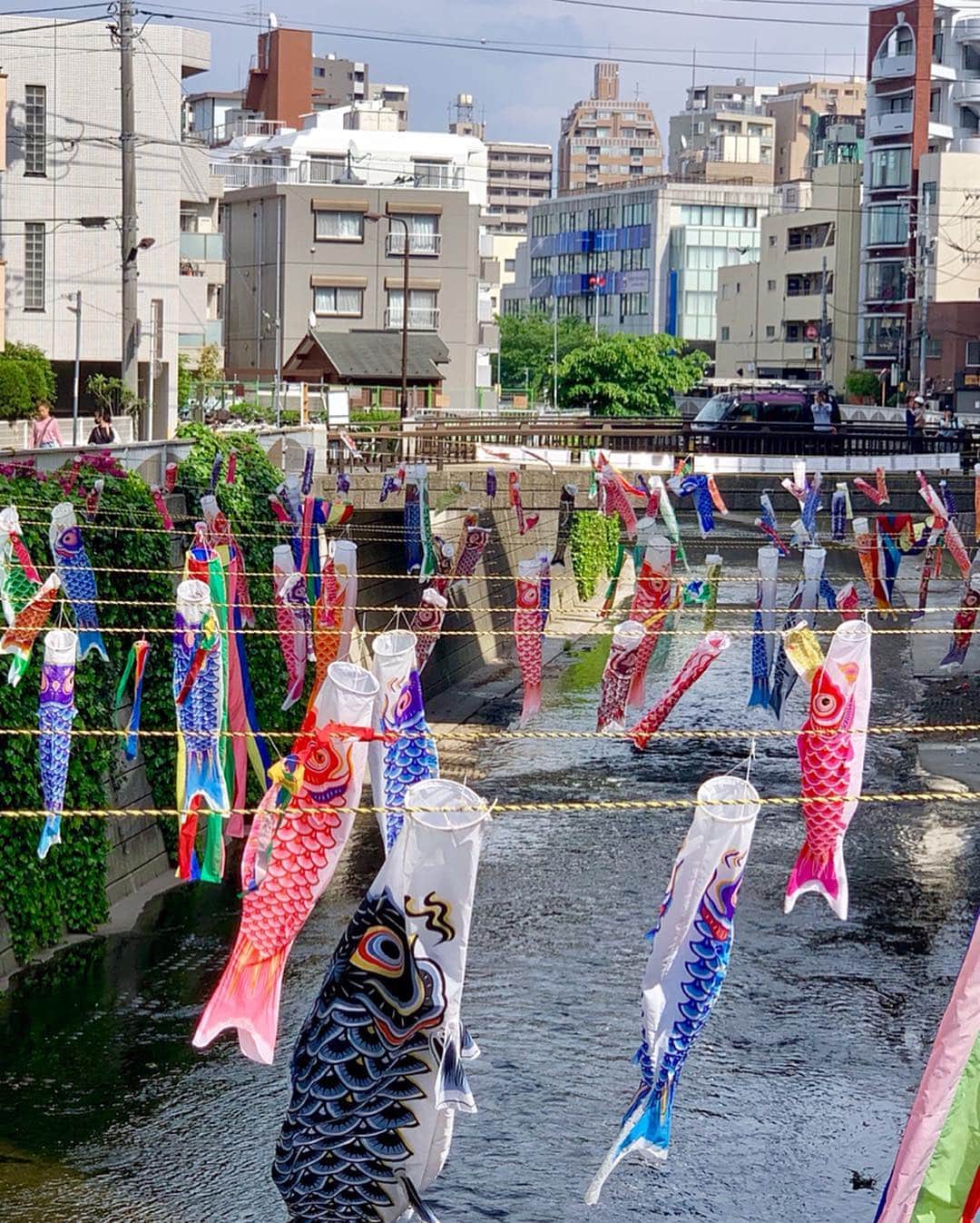 Andaz Tokyo アンダーズ 東京さんのインスタグラム写真 - (Andaz Tokyo アンダーズ 東京Instagram)「Happy Children’s Day! 🎏 In honor of this special occasion, colorful carp streamers can be found all around the country. Guests can also experience this festival with the large carp hanging in our own Andaz Lounge.  子供の日の定番「鯉のぼり」。アンダーズ ラウンジには巨大鯉のぼりがお目見え中です。 🎏」5月5日 18時58分 - andaztokyo