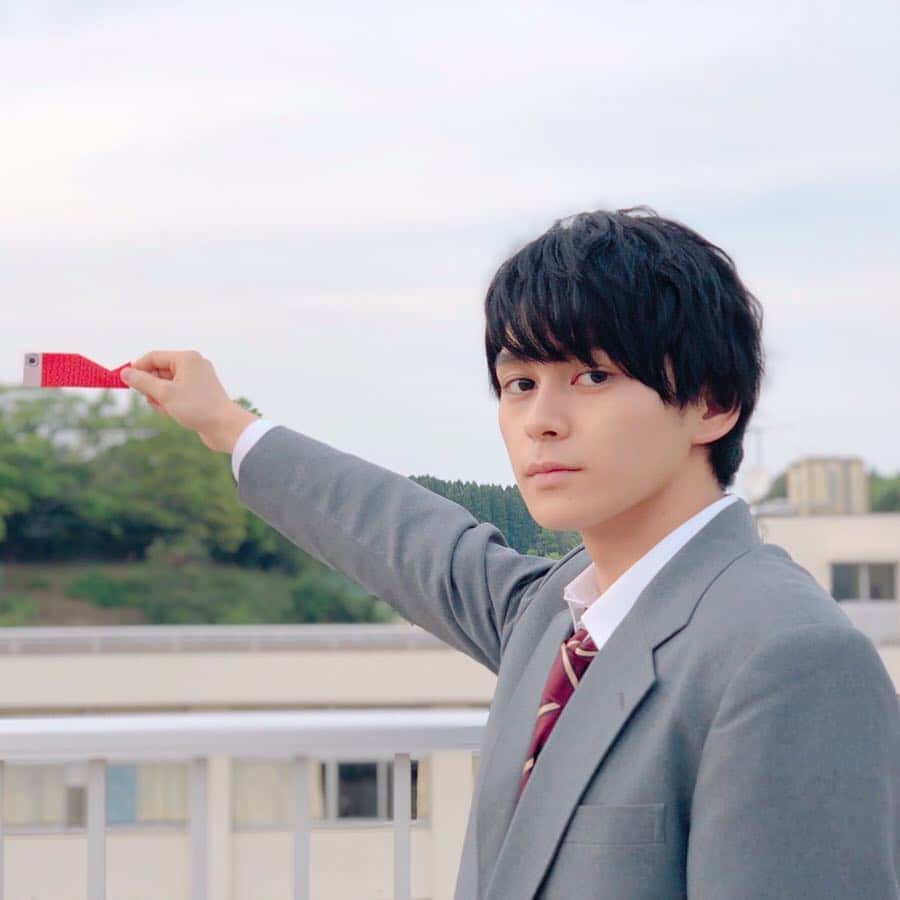 映画『午前0時、キスしに来てよ』のインスタグラム：「もくもくと真剣に作っていた﻿  #あーちゃん は…﻿ ﻿ こどもの日にちなんで赤い鯉🎏﻿ ﻿ からの気付けば3匹に増えてましたっ🥺﻿ ﻿ とっても器用👏🏻﻿ ﻿  #午前0時キスしに来てよ﻿ #0キス﻿ #こどもの日 #鯉のぼり ﻿ #0キスで折り紙 #折り紙﻿ #眞栄田郷敦」