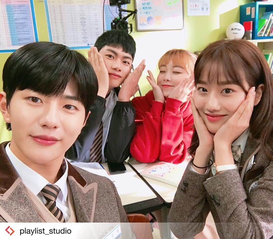 Aprilさんのインスタグラム写真 - (AprilInstagram)「#Repost from @playlist_studio . 에이틴 시작하기 10분 전✨ 다들 본방사수 준비하고 있죠? . . #에이틴2 #플레이리스트 #웹드라마 #에이틴 #본방사수 #학교 #고등학생 #고등학교 #친구 #우정스타그램 #도하나 #김하나 #하민 #류주하 #여보람 #차기현」5月5日 19時00分 - official.april