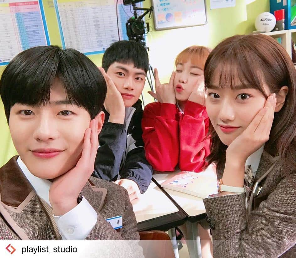 Aprilさんのインスタグラム写真 - (AprilInstagram)「#Repost from @playlist_studio . 에이틴 시작하기 10분 전✨ 다들 본방사수 준비하고 있죠? . . #에이틴2 #플레이리스트 #웹드라마 #에이틴 #본방사수 #학교 #고등학생 #고등학교 #친구 #우정스타그램 #도하나 #김하나 #하민 #류주하 #여보람 #차기현」5月5日 19時00分 - official.april