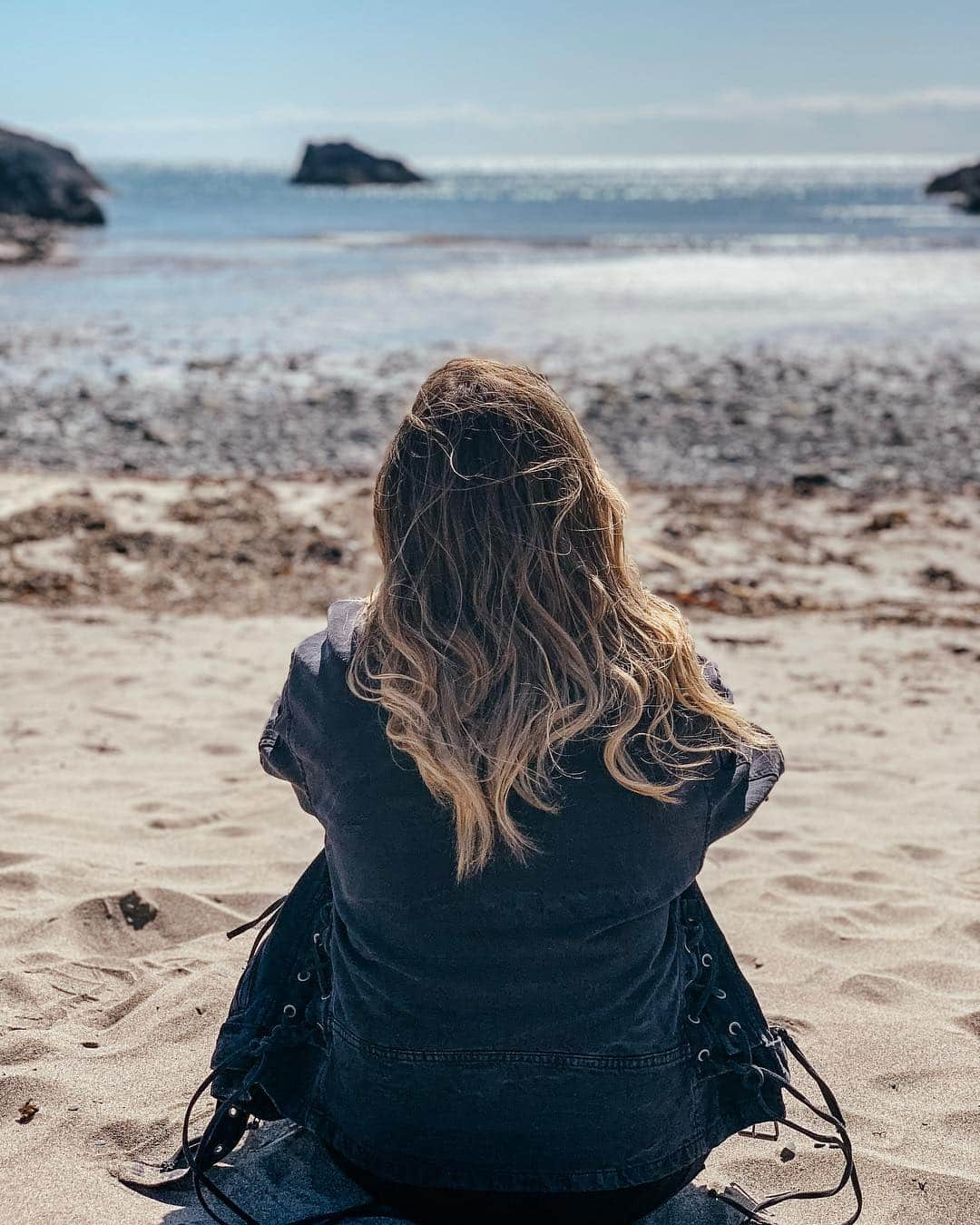 ジャナ・クレイマーさんのインスタグラム写真 - (ジャナ・クレイマーInstagram)「Mike caught me taking a minute to myself yesterday on the beach. I could have sat there all day soaking it in... #countyourblessings #scotland」5月5日 19時03分 - kramergirl