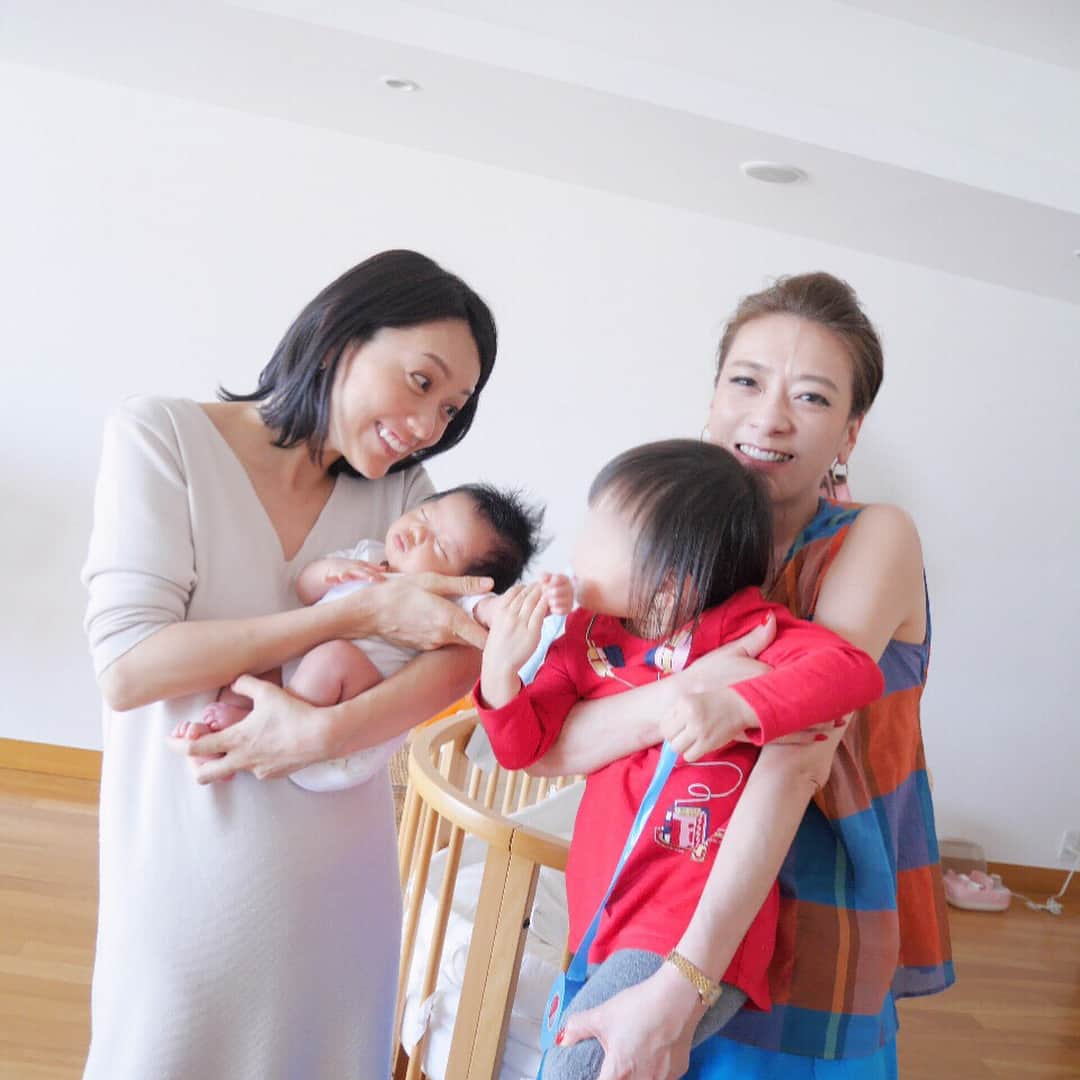 西川史子さんのインスタグラム写真 - (西川史子Instagram)「薫の家でサンドイッチパーティでした。 何でも美味しいし、子供たちはどんどん可愛くなっていくし。 旦那様は、私が どっかに金ヅルいないかなと言っても 笑ってくれるし。 最後にあやちゃんを送ってくと 長女が靴を一生懸命履く姿。涙出そうでした❤️」5月5日 19時18分 - dr.ayako_nishikawa