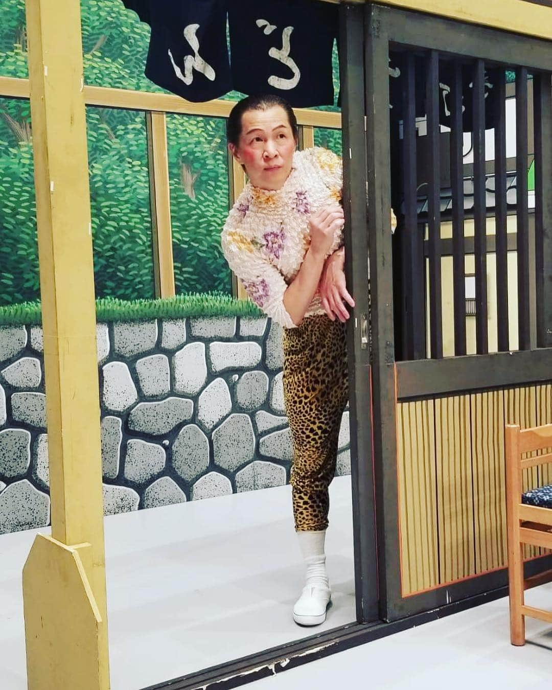 アキ（荒木良明）さんのインスタグラム写真 - (アキ（荒木良明）Instagram)「みなさんGWいかがお過ごしでしょうか。僕は、いっぱい刺激をいただいて楽しかった東京グランド花月。本日無事に千穐楽を迎えさせてもらいました。近くから遠くからのご来場、ありがとうございました！！これから静岡に向かって、明日の沼津ラクーンよしもと劇場の稽古。そしていよいよくぬぎ富士彦くんたちと新喜劇。大型連休最終日。静岡でお待ちしております。くぬぎ富士彦くんとのトークもあるよー。お楽しみに！！そのまた次の日からは、またスペシャルコントでルミネtheよしもとに出演させてもらいます。9日にはjoyjoyエンタメ新喜劇ナイトもあります。このまま丁寧に走らせてもらいまーす。  #銀座ブロッサム #東京グランド花月 #吉本新喜劇 #たのしかったー #感謝 #こどもの日 #おめでとう #静岡住みます芸人 #富士彦 #新喜劇アキ #ミニ新喜劇 #沼津ラクーンよしもと劇場 #joyjoyエンタメ新喜劇ナイト #ルミネtheよしもと #スペシャルコント #そういう時期でしょ #新喜劇アキ #スパッツおっさん #スパッツは裏切らない #ダントツのおっさん #ちっさ #3歳から着てる服」5月5日 19時09分 - mizutamareppuaki