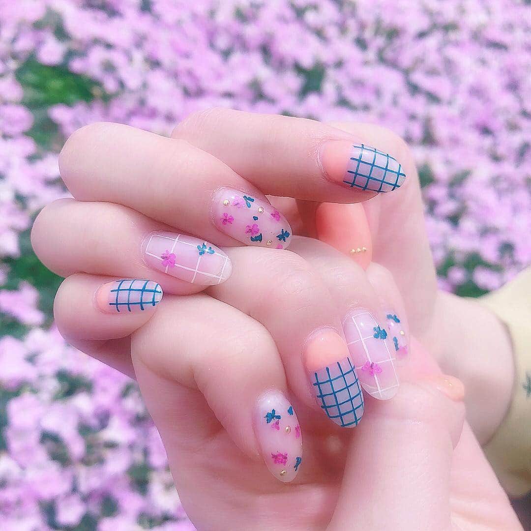 木村ミサのインスタグラム：「new nail🌸﻿ ﻿ ﻿ ハルウララなネイルにしました﻿ ﻿ #nail #ネイル #春ネイル #네일 #네일아트 ﻿ ﻿ ﻿ 何気にoh noジャケの色合い🌸🐬﻿ @chiekonakayama さんいつも﻿ かわいくしてくれてありがとうございます🦕」
