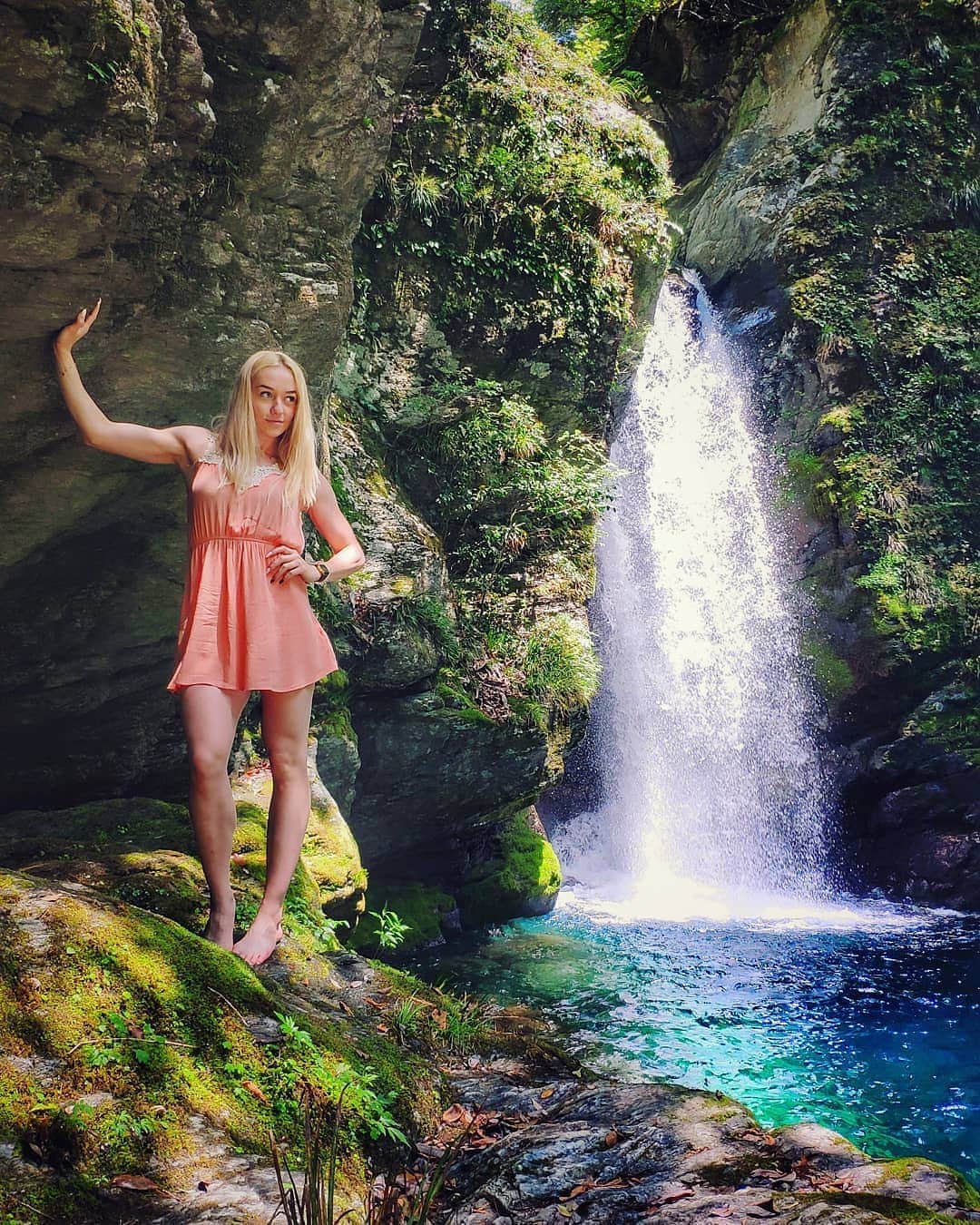 アガタ・フォルカシェブイチのインスタグラム：「In Paradise 🙌 #polishgirl in #japan #日本 #amazing #views #nature #waterfall #滝 #にこ淵 #nikobuchi #landscape #postcard #model #kawaiigirl #travelgirl #travel #travelgram #water #summer #blonde #かわいい #photooftheday #photoshoot #bestoftheday #asiangirl  #girlswhotravel #beautiful #trip」