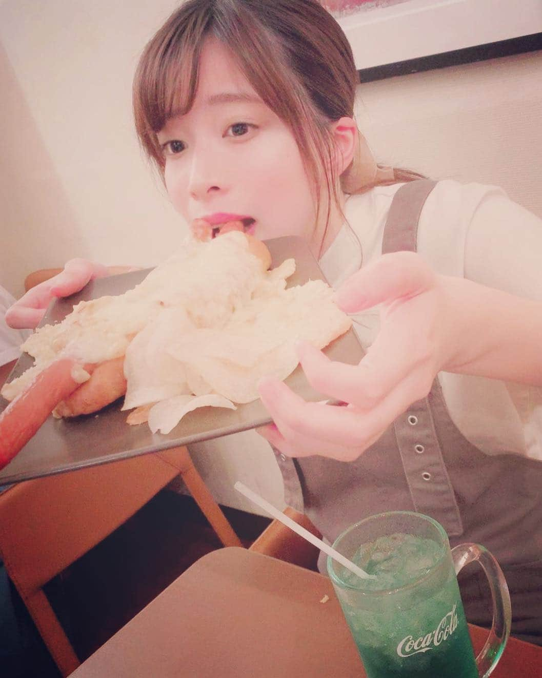 小菅怜衣さんのインスタグラム写真 - (小菅怜衣Instagram)「チーズホットドッグ 🌭🌭 大きすぎたのでお皿ごと頬張る ( ˙꒳​˙ ) . 秋葉原の Cafe MOCO 🍙 また行きたいな〜〜 好きなドリンクはメロンソーダ 🍈 . . . . . #秋葉原 #秋葉原カフェ #秋葉原グルメ #cafemoco #ホットドッグ #チーズホットドッグ #メロンソーダ #akihabara #instaspot #instafood #instacafe #instagirl #japanesegirl #頬張る #いっぱい食べる君が好き」5月5日 19時17分 - kosuge_rei