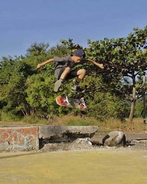 Vans Philippinesさんのインスタグラム写真 - (Vans PhilippinesInstagram)「Get on board and learn the tricks from our skate riders @sebby_hernandez , @roneilagan , @michaeljoshuaguiao , @chocksmangaspar , and @maikosk8_music_art ! Know more about them at bit.ly/VansSkateClinicLipa. We all have the gears, all you need to do is be there! #VansSkate  #VansPhilippines」5月5日 19時19分 - vansphilippines