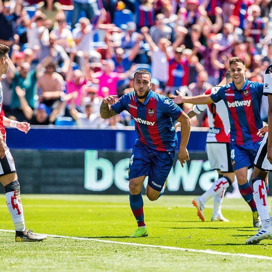 ルベン・ヴェソのインスタグラム：「Grandísimo el trabajo de todos,  como siempre, JUNTOS!! Y un gran paso más hacia el objetivo 👏🏽 Gracias afición por el apoyo de siempre ! VAMOSSSSSS 🐸 @levanteud」