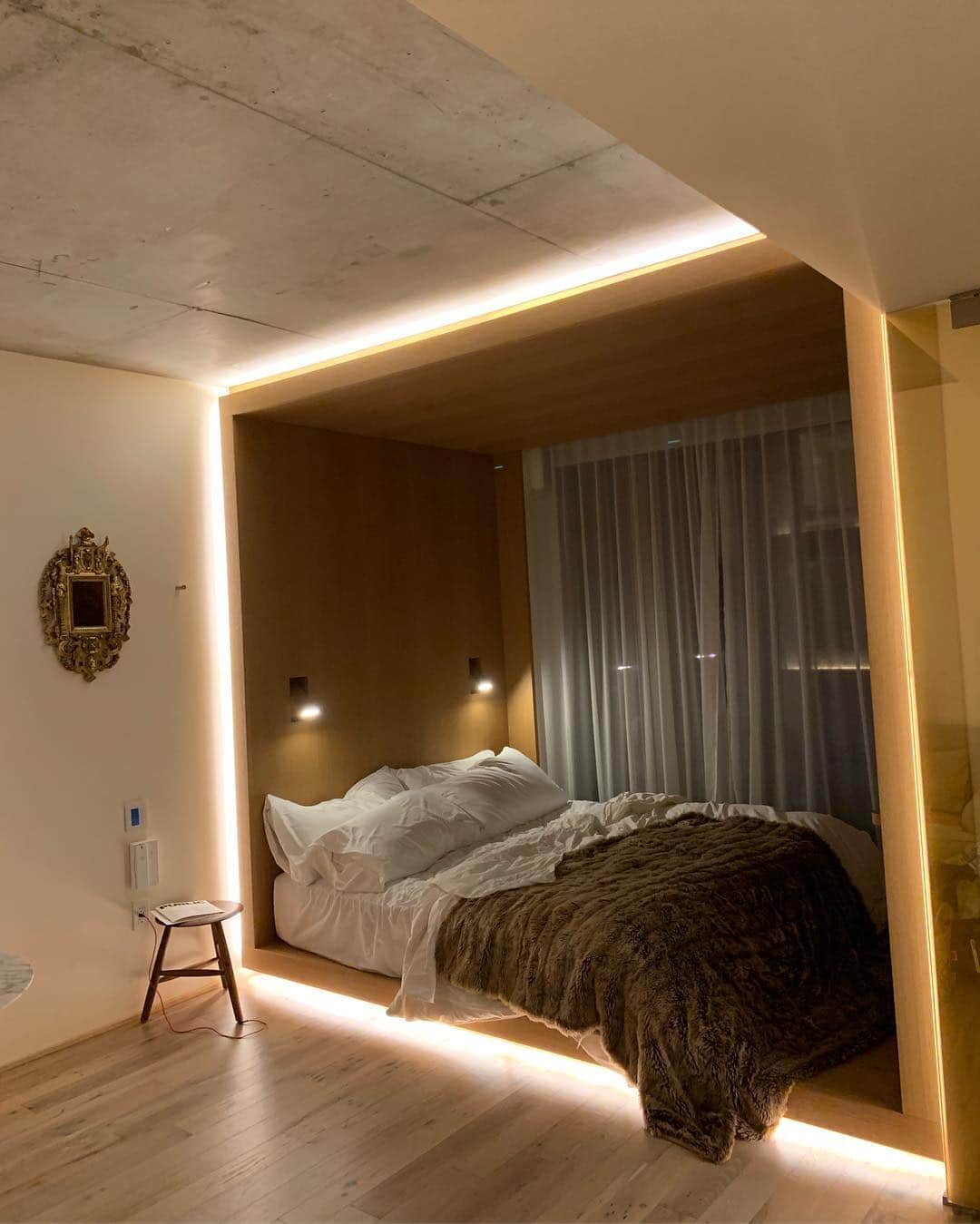 川上俊のインスタグラム：「Public hotel NYC, an Ian Schrager hotel // Room: King w/ sofa bed // designed by Herzog & de Meuron ー ベッドを包む箱のようなデザインの部屋に泊まりたかったのとバスタブのある部屋がいいということで、KING WITH SOFA BED に。https://www.publichotels.com/rooms/king-with-sofa-bed  光のデザインがエントランスからロビー、引き続き部屋でも印象的にデザインされているので、ミニマルでプラクティカルなアプローチだからといって、なりがちな簡素で退屈ではなく、デザイン的クオリテイとアイデア、色気を感じることができる。また、ロゴからアメニティまで、ボールドなタイプフェイスで統一され、ACE Hotel などで若干見飽きているグラフィックスタイルだけれど、空間との相性を考えると新鮮でこの方向性のアップデートを感じる。  ジャック ヘルツォーク 生年月日 1950/4/19 出生地 バーゼル  もう70歳の建築家が、ミレニアル世代向けのホテルをデザインするというギャップと、見事の新しいデザインを行なっているところは素晴らしい。もちろん、次世代のスタッフがチームとして関わっているだろうと予想はできるけれど、こういう常に現代とトレンドから離れない年齢の重ね方をしたい。  そして、以前インタビューで答えていた「structure（構造）、space（空間）、ornament（装飾）この3つの要素の統合しているがベスト」というポリシー。3つ目に「ornament（装飾）」を入れているところ、装飾的デザインに見え過ぎると恥ずかしいこととなる。しかし、このさじ加減がセンスだし個性。このバランス感覚が学ぶべきポイントなんだと思う。 #shunkawakami」