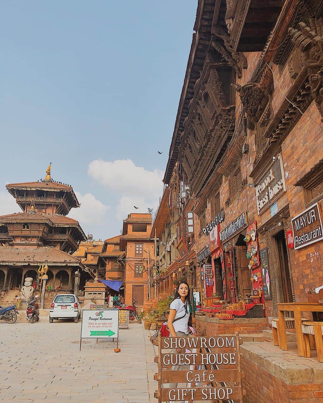 結子さんのインスタグラム写真 - (結子Instagram)「MINI MINI NEPALI'S WORLD. . なぜか入口全て小さかったです。 私は少し大変でした⚠️⚠️笑笑 . #nepal#nepali#worldheritage  #ネパール#結子親子」5月5日 19時25分 - yuiko_yyy
