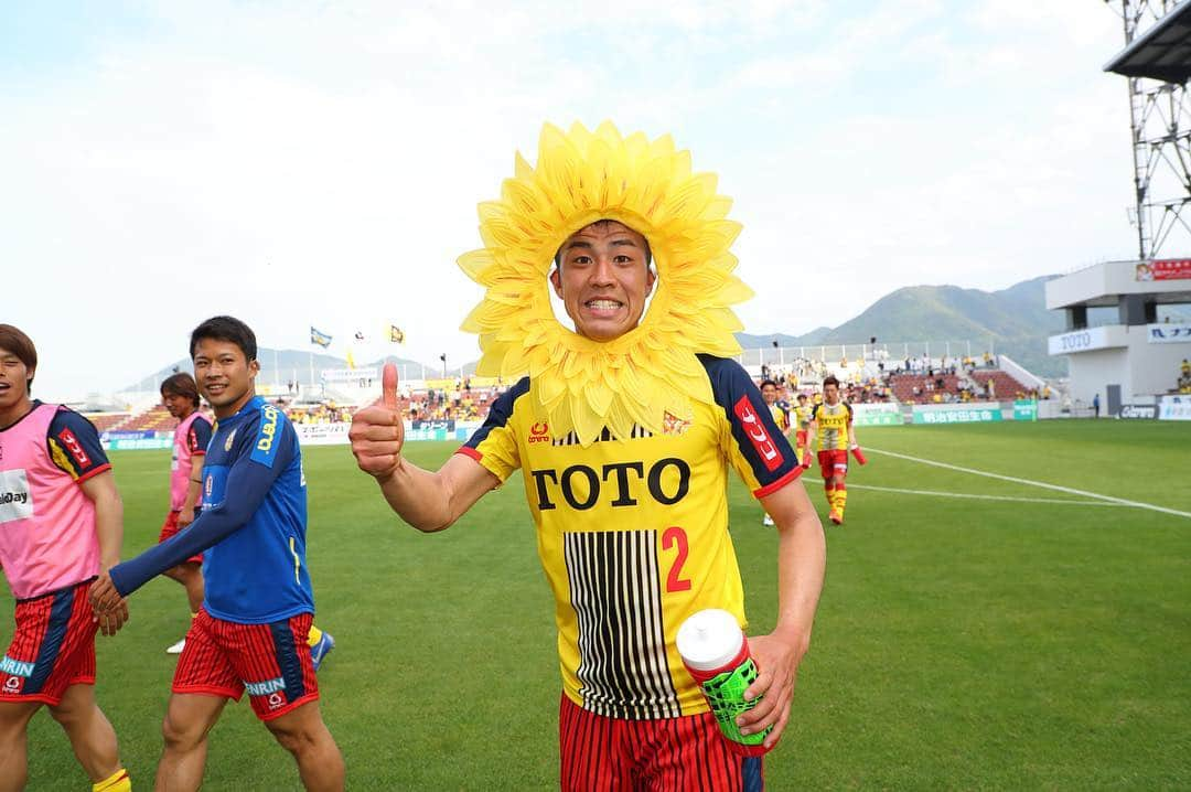 ギラヴァンツ北九州さんのインスタグラム写真 - (ギラヴァンツ北九州Instagram)「本日の群馬戦、1-0で4試合ぶりの勝利となりました✨本当にたくさんのご声援、ありがとうございました！  今日のヒーロー、岡さんこと岡村和哉選手とアシストを決めた新井博人選手の写真を中心にお届けします‼️ . #giravanz #kitakyushu #北九州 #岡村和哉 #新井博人 #7500人超えのサポーターの皆さん #ありがとうございます」5月5日 19時28分 - giravanz_kitakyushu