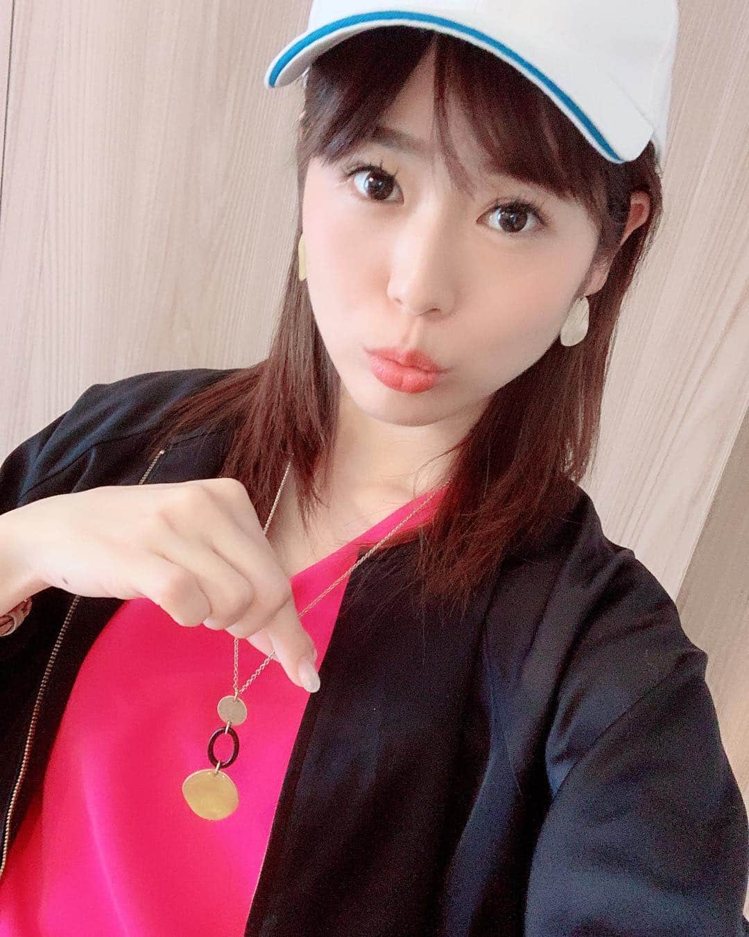 小日向えりのインスタグラム：「今日はカジュアルえりんご🍎  キャップは #DJI のノベルティグッズ ゴールドイヤリングとネックレスは #GU でお揃い。 #adametrope のアウター軽くて涼しくてお気に入りだよ💕  #ドローン #ドローン女子 #女性起業家 #ootd #今日のコーデ #きょこ #キャップ女子 #キャップコーデ #白キャップ  #金メダル かじる風 #歴ドル」